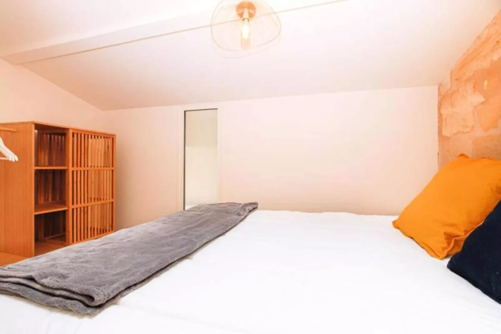 Appartement Avec Cachet En Duplex De 2 Chambres Situ&eacute; Vers La Gare St-jean-Slaapkamer