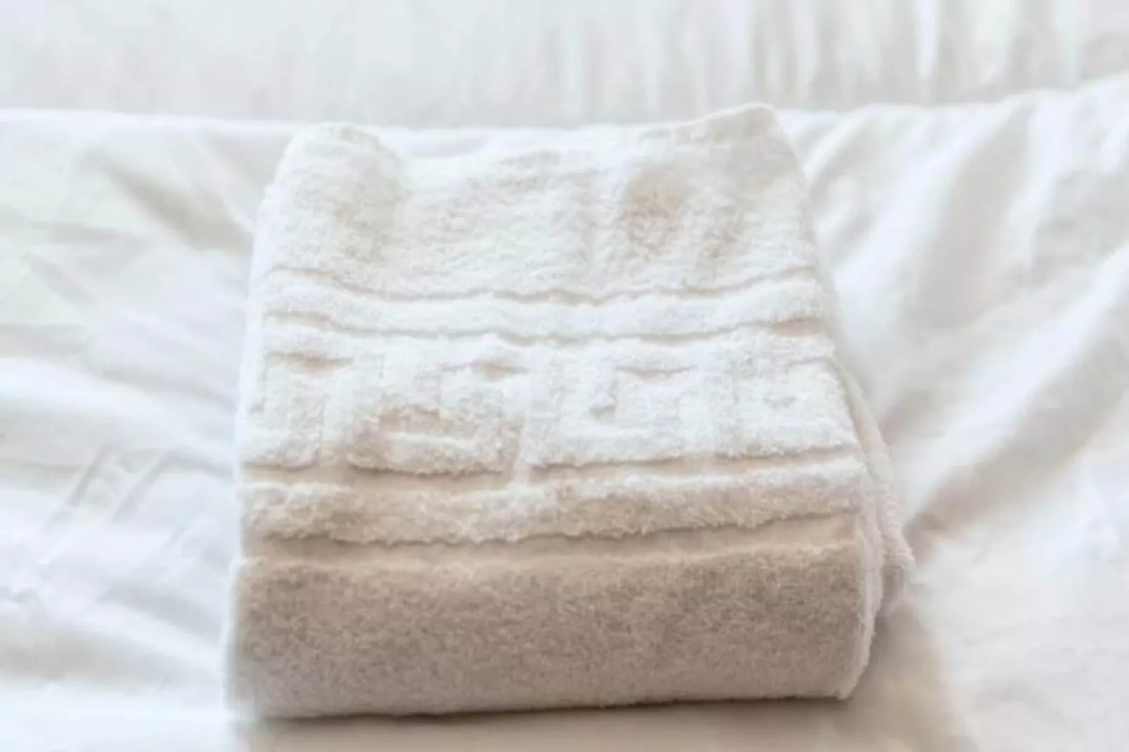 | The Red One 💋| Studio Canap&eacute;-lit | Proche Gem, Gare-Image-tags.