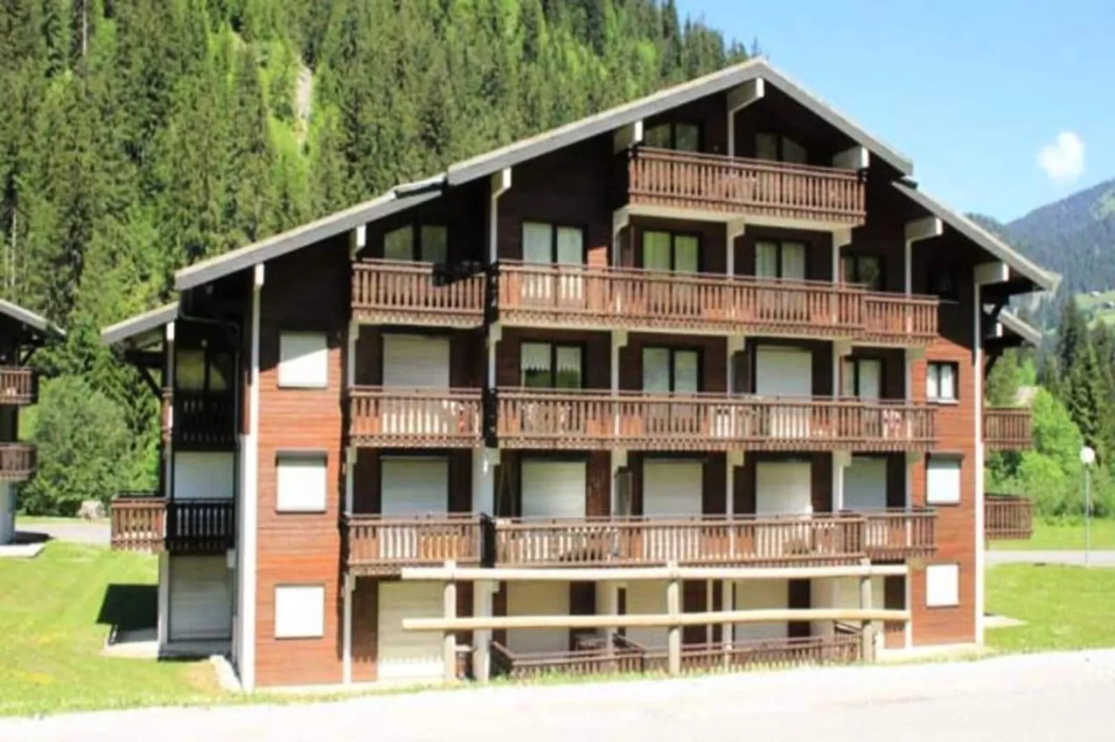 Résidence Le Perce-neige-Buitenkant zomer