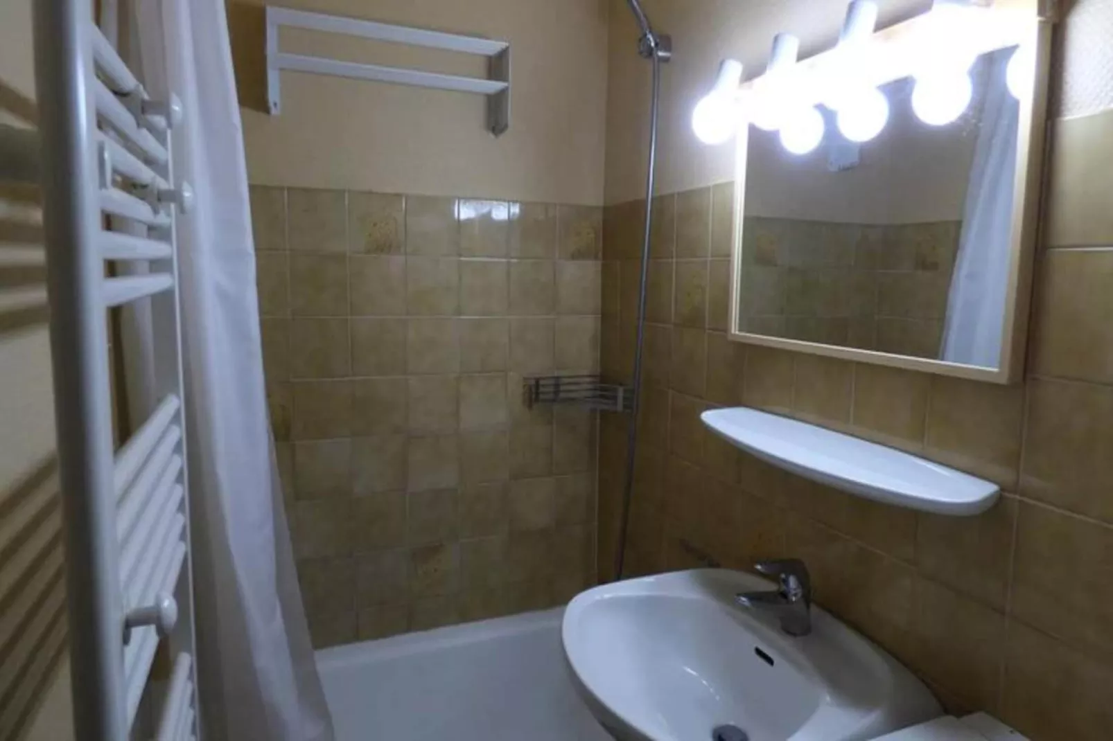 Résidence Fougere-Badkamer