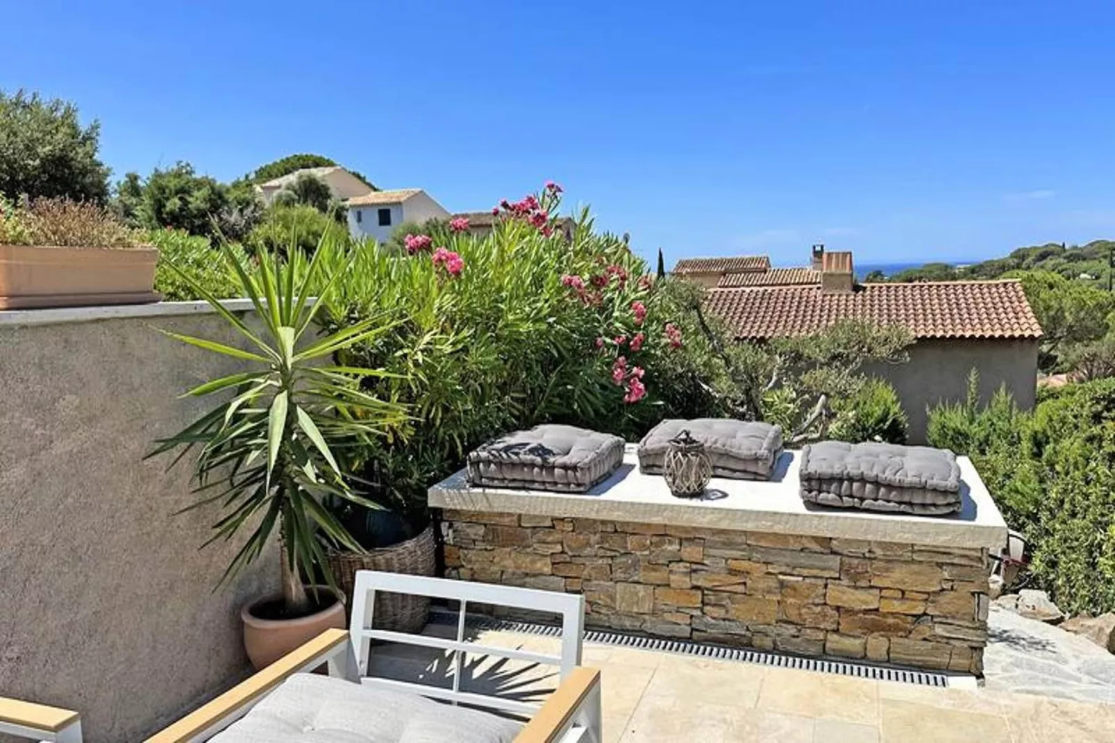 Résidence Bastides De Guerrevieille-Tuinen zomer