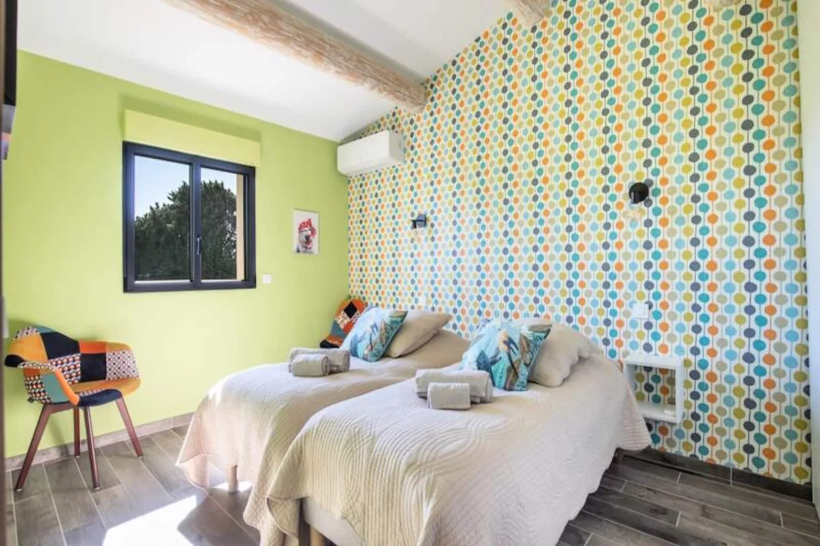 Maison Contemporaine - Grand Jardin Et Piscine Priv&eacute;e-Image-tags.