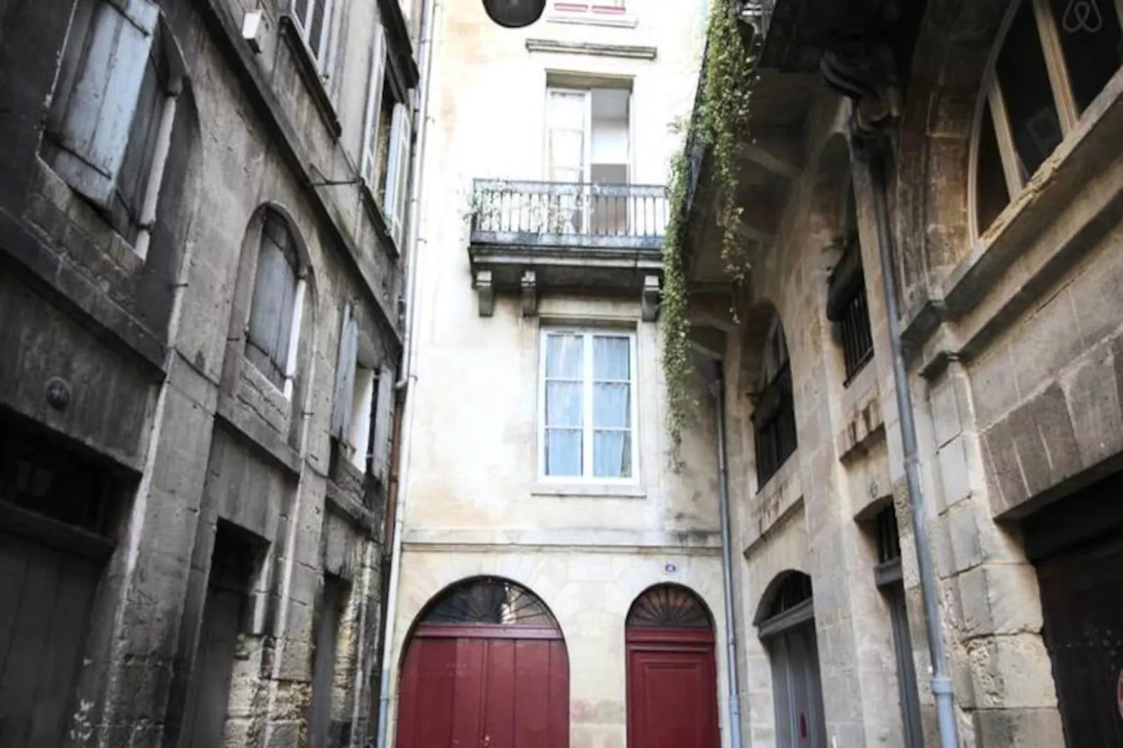 Magnifique Appartement De Charme Confortable Pour 6 Dans La Rue Ausone-Image-tags.