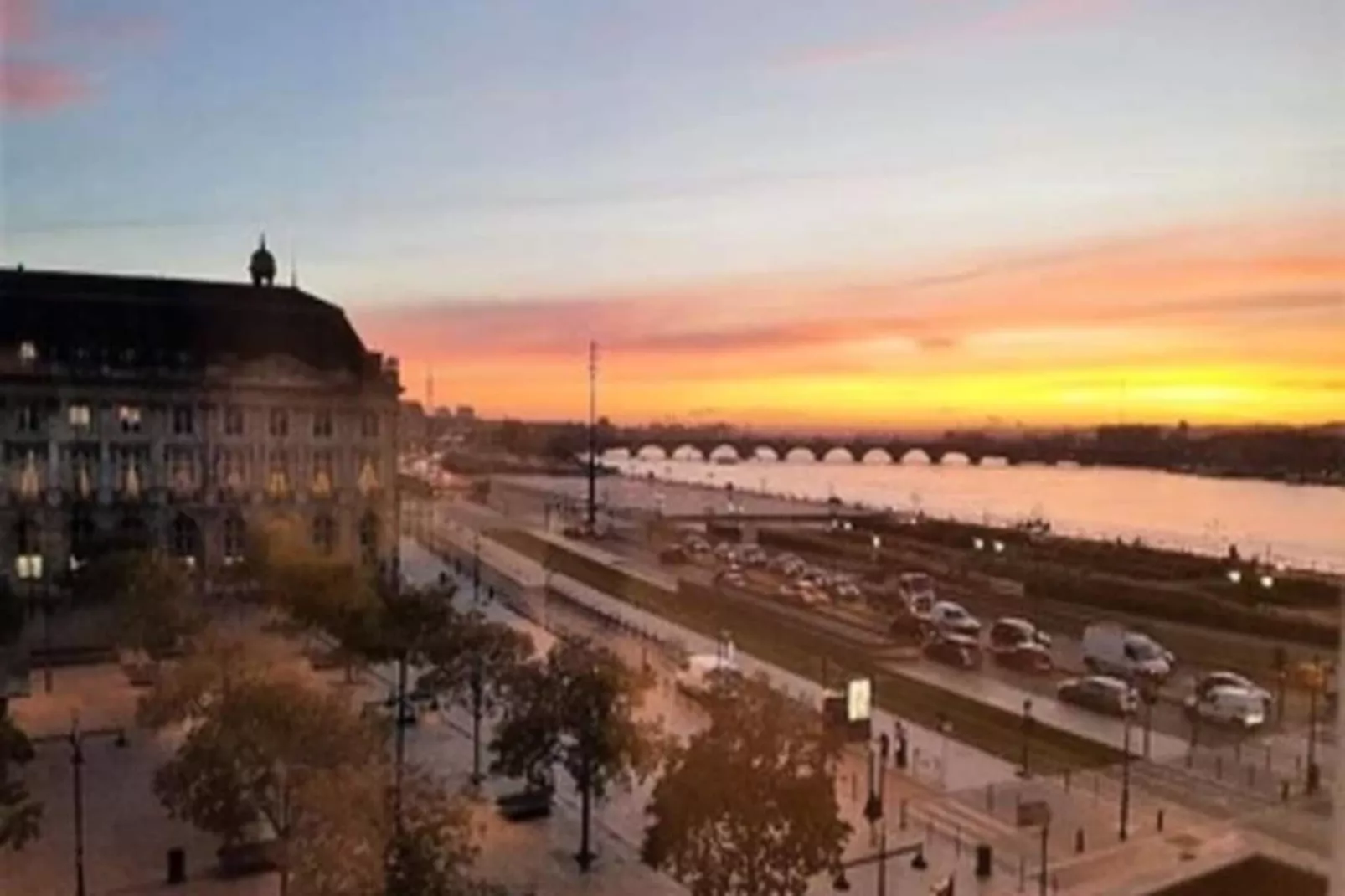 Appartement Prestations Haut Standing Avec Vue Sur La Place De La Bourse-Uitzicht zomer