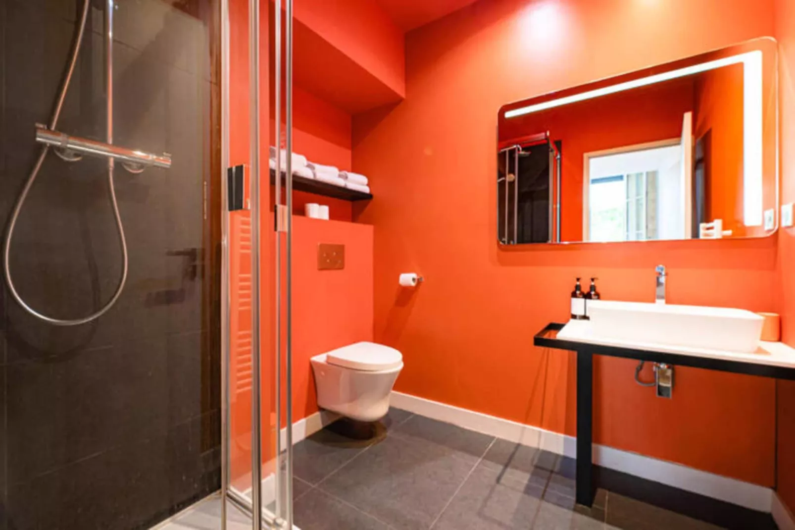 Magnifique Appartement 2 Chambres Avec Terrasse-Buitenkant zomer