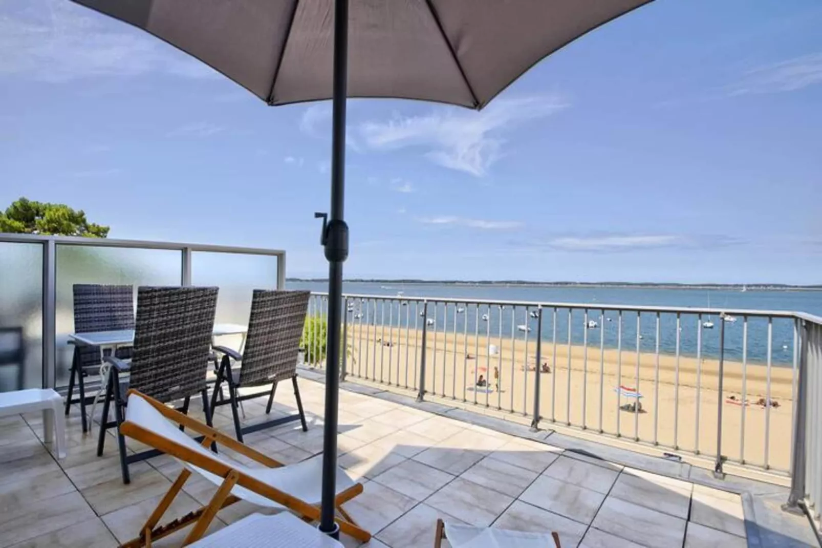 Résidence La Roseraie-Buitenkant zomer