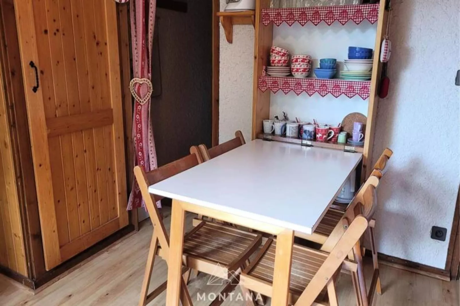 Résidence Eparvi-Eetkamer