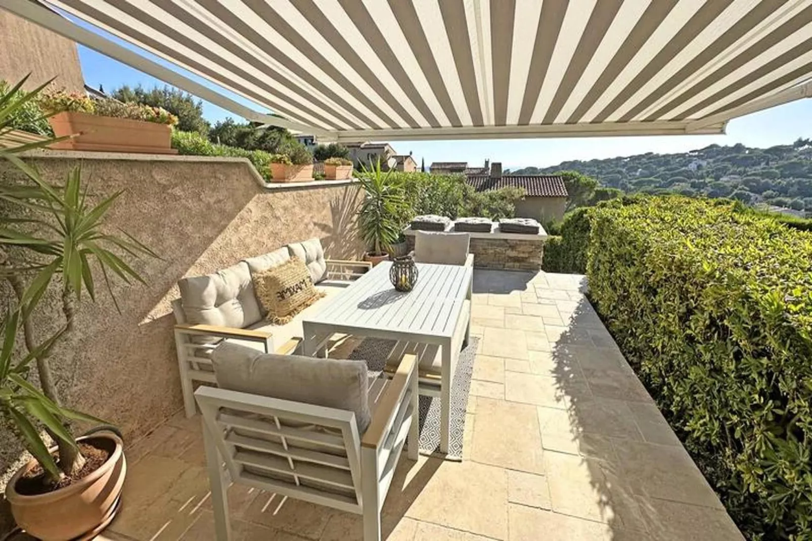 Résidence Bastides De Guerrevieille-Tuinen zomer