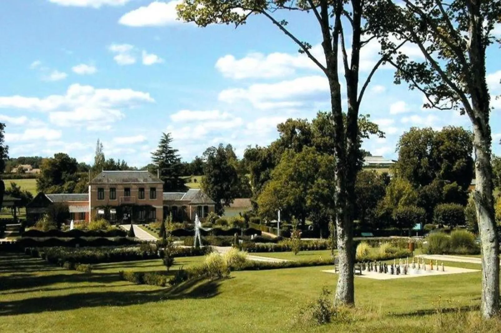 Appart'Hotel La Roche-Posay - Buitenkant zomer