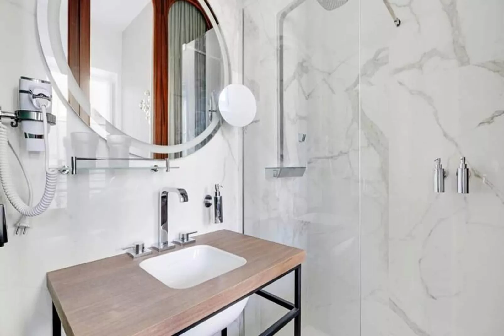 Maison Labruy&egrave;re - Suite Aviau-Buitenkant zomer