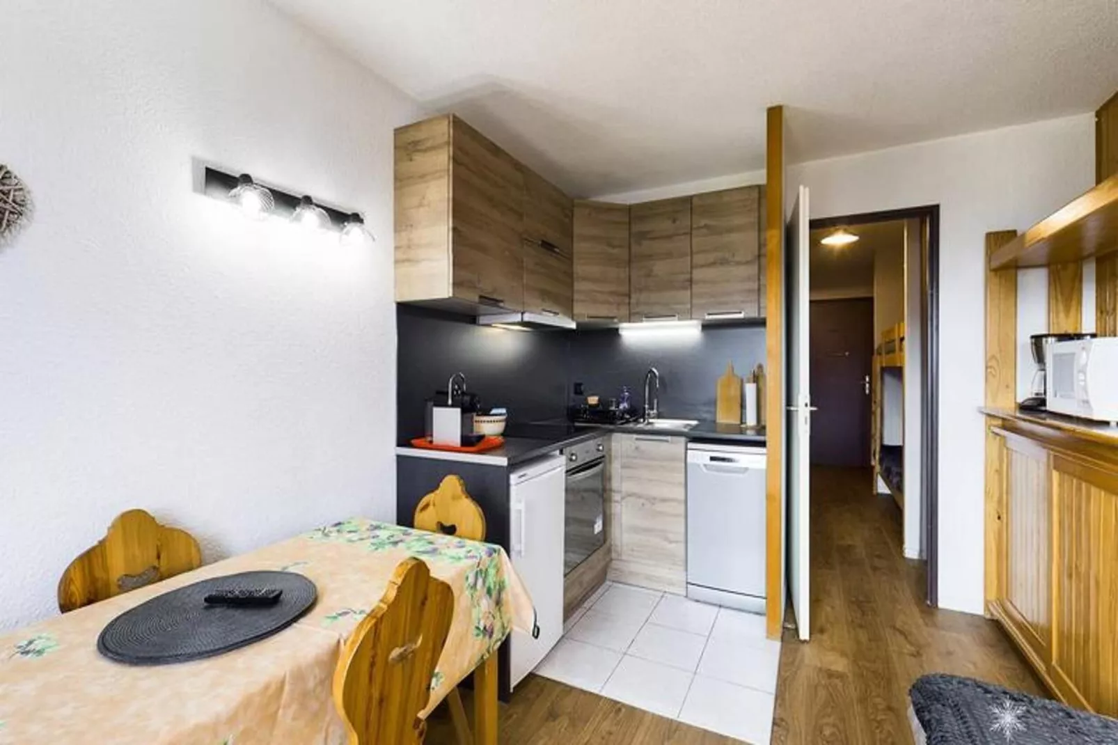 Résidence Bouquetins B-Eetkamer