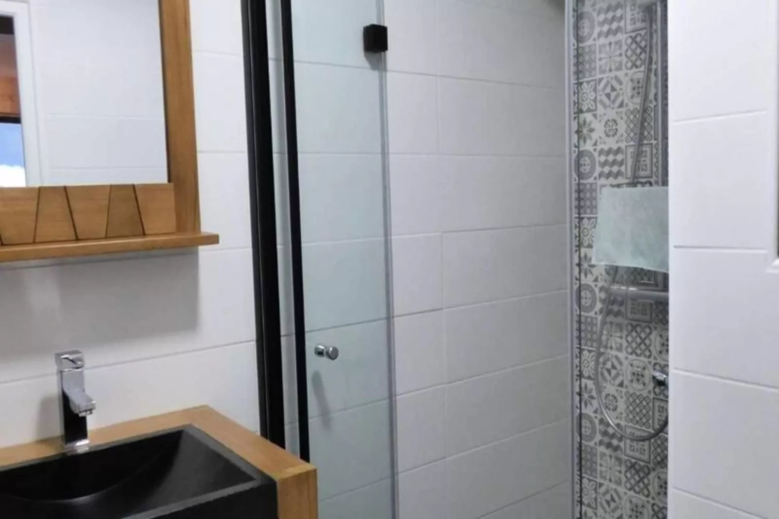 Résidence Eparvi-Badkamer