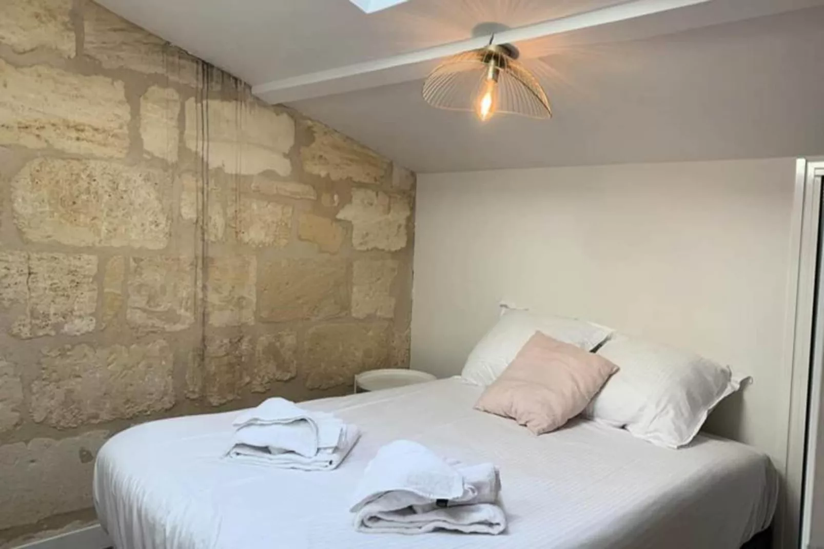 Appartement Avec Cachet En Duplex De 2 Chambres Situ&eacute; Vers La Gare St-jean-Slaapkamer