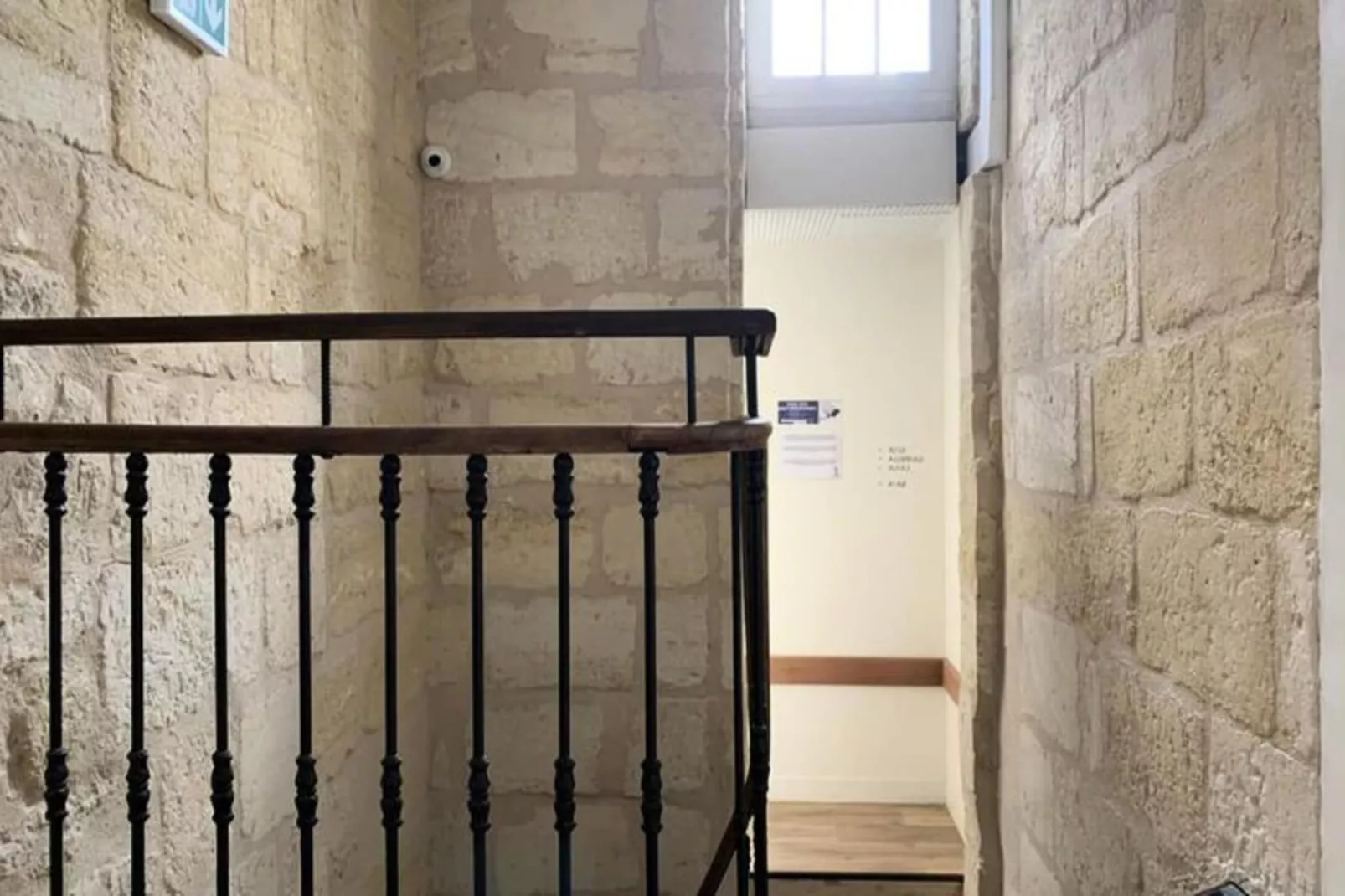 Duplex Confortable Dans La Belle Pierre Plac&eacute; Au Porte De La Gare St-jean-Terrasbalkon