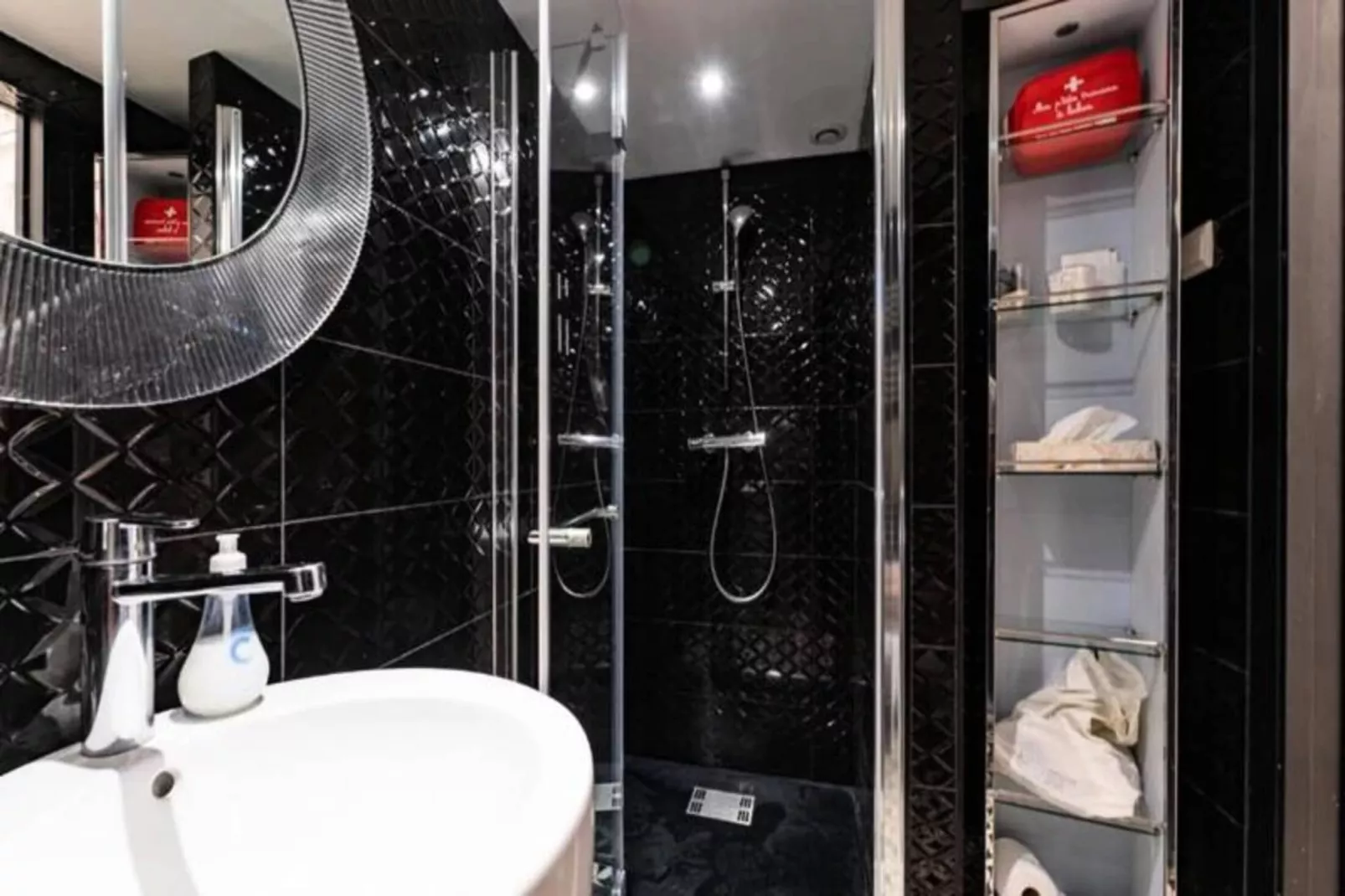 Studio D'architecte Charmant Dans Un Immeuble Du Xviii&egrave;me Dans Le Centre-Badkamer