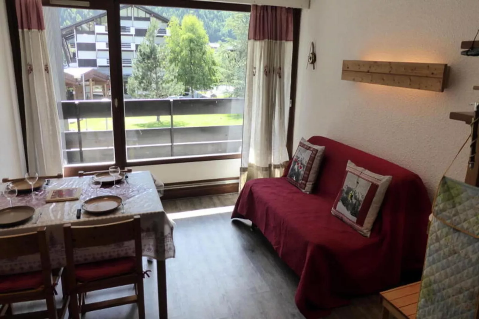 Résidence Le Brulaz-Buitenkant zomer