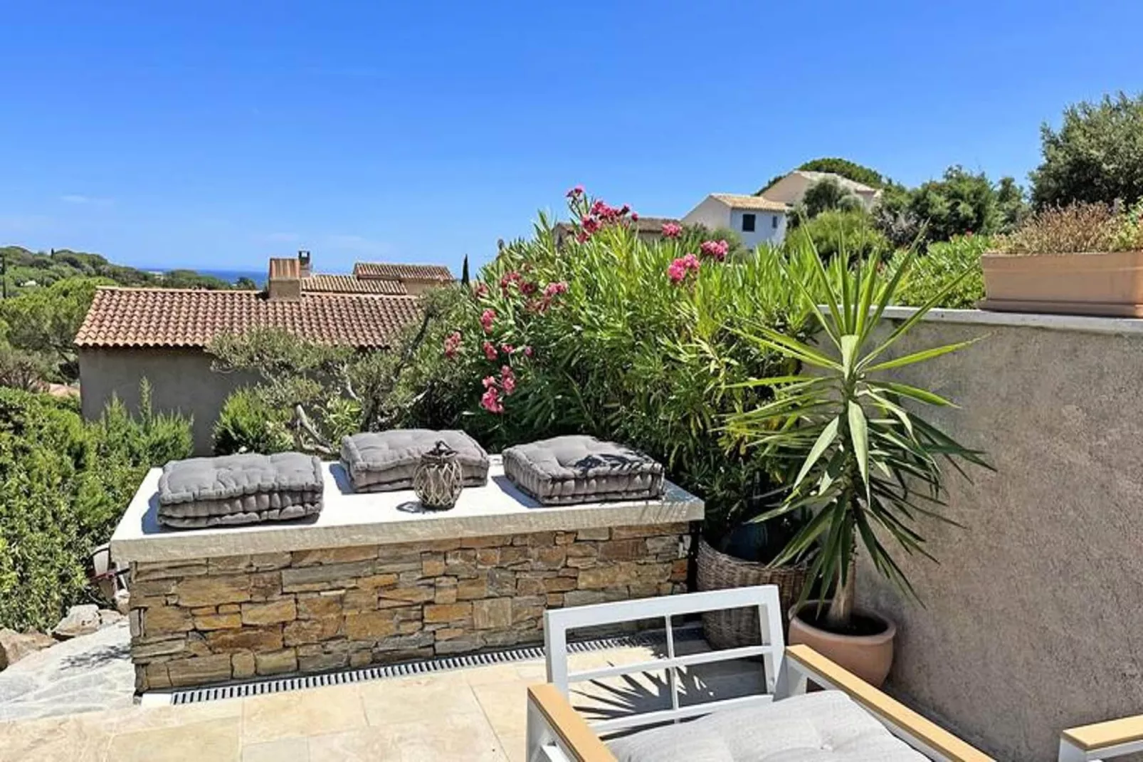 Résidence Bastides De Guerrevieille-Tuinen zomer