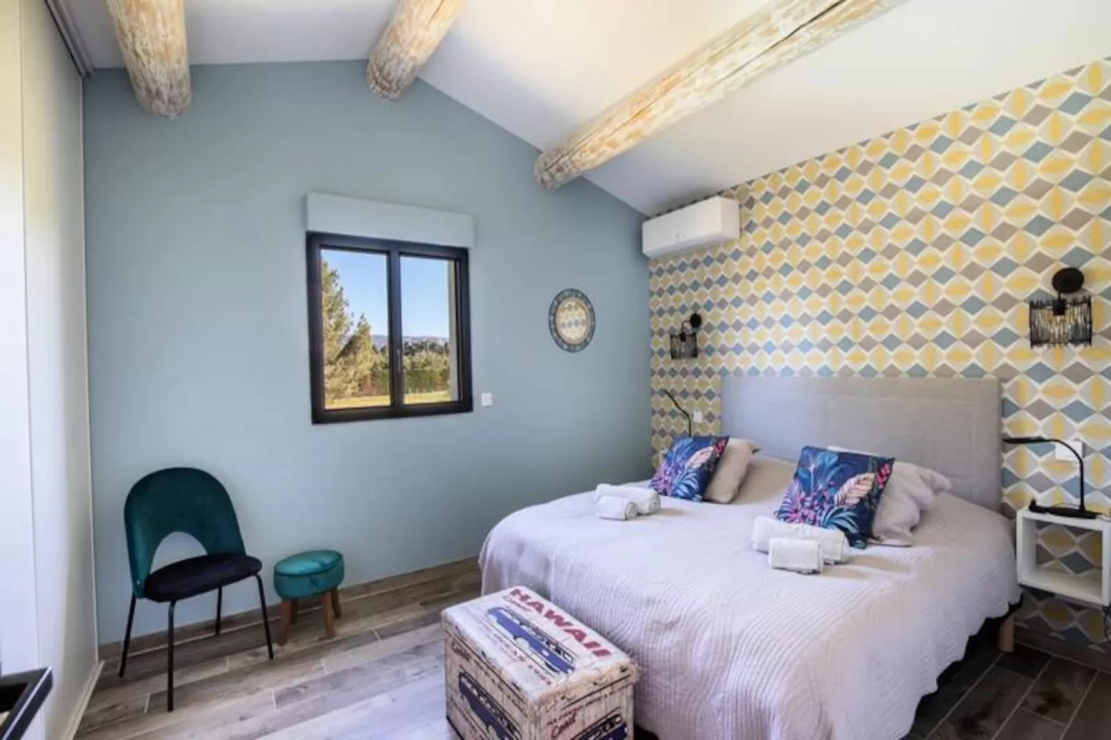 Maison Contemporaine - Grand Jardin Et Piscine Priv&eacute;e-Image-tags.