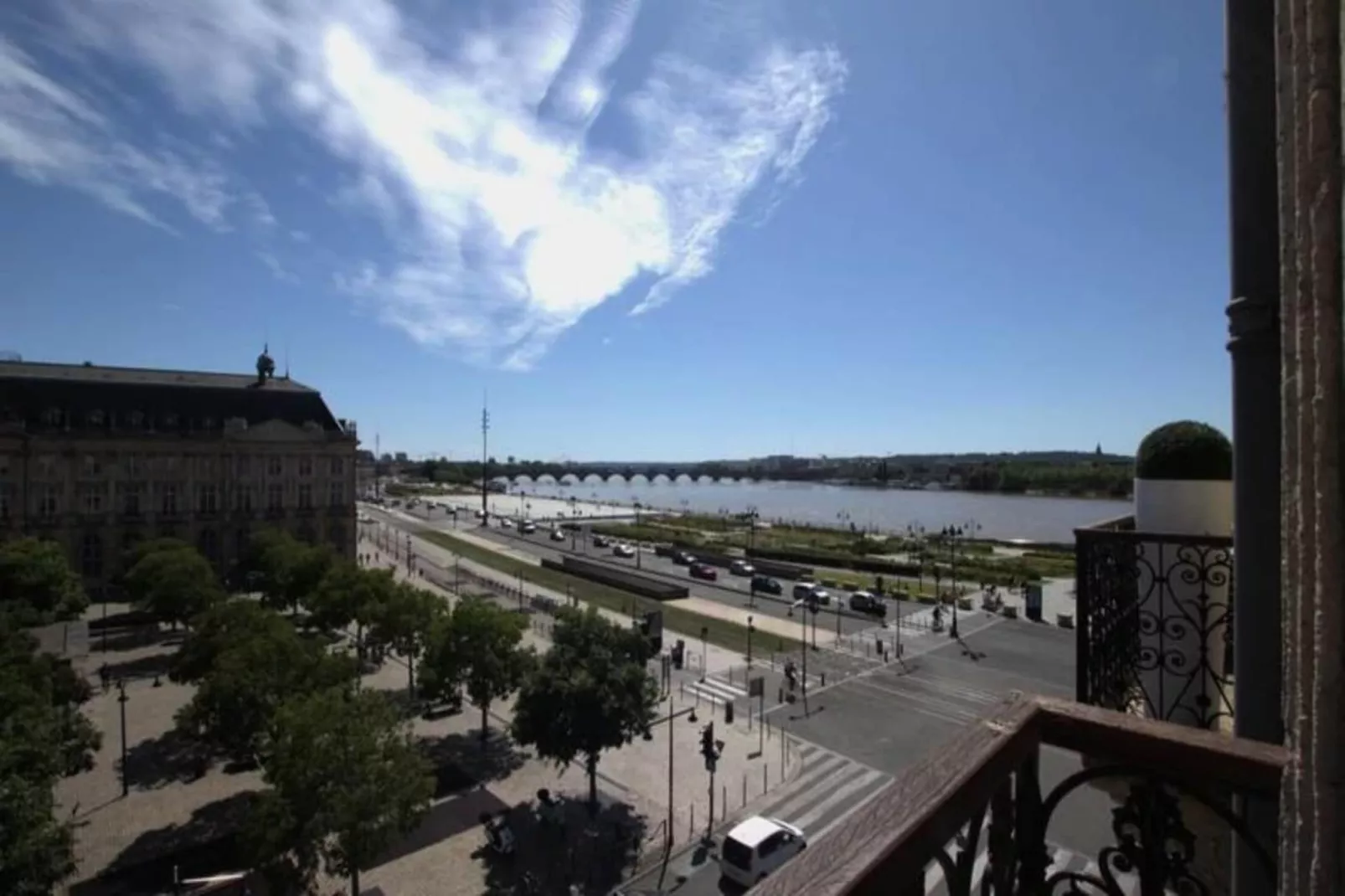 Appartement Prestations Haut Standing Avec Vue Sur La Place De La Bourse-Uitzicht zomer