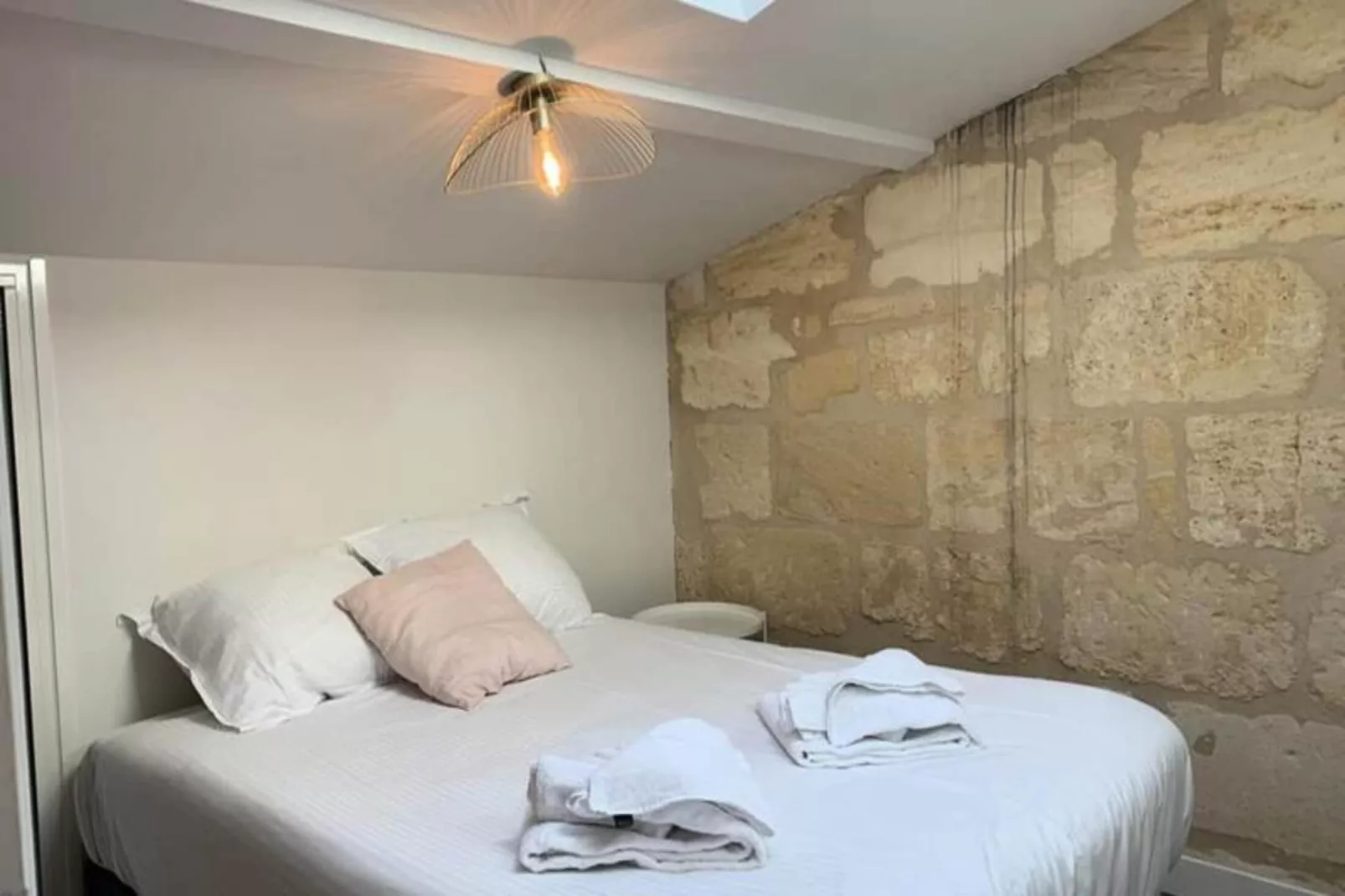 Appartement Avec Cachet En Duplex De 2 Chambres Situ&eacute; Vers La Gare St-jean-Slaapkamer