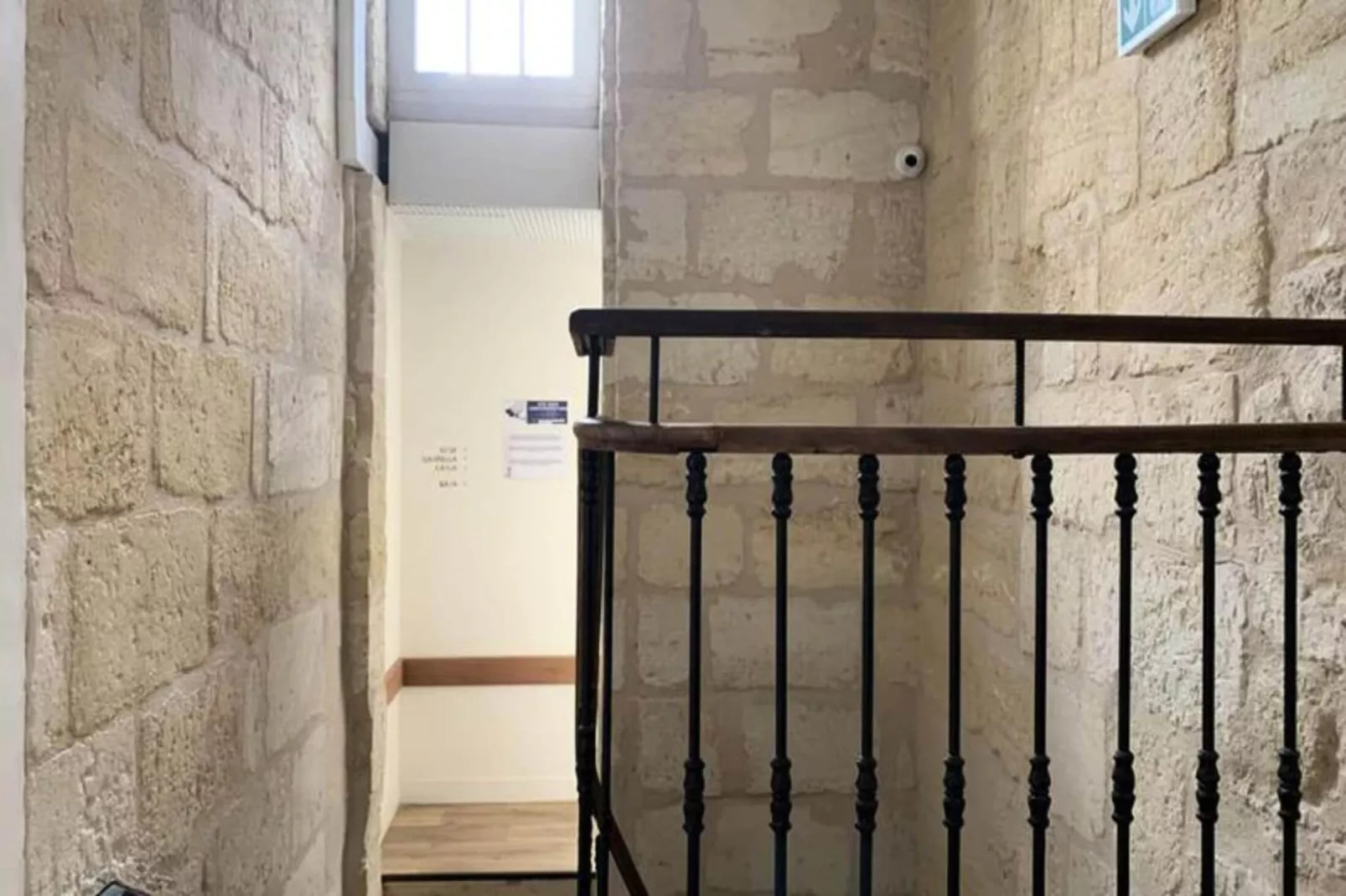 Duplex Confortable Dans La Belle Pierre Plac&eacute; Au Porte De La Gare St-jean-Terrasbalkon