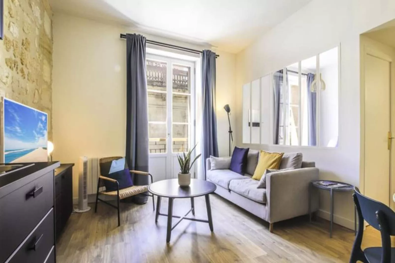 Appartement Lumineux &agrave La Pierre Bordelaise Plein Centre Pour 4 Personnes-Woonkamer