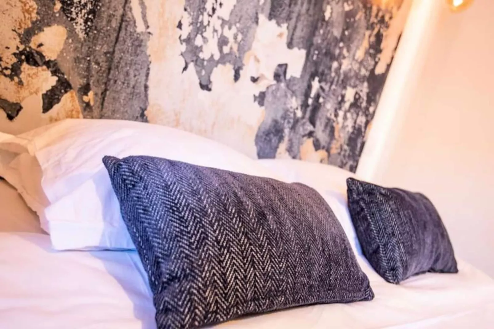 Les Toits De Sainte Ursule-Image-tags.