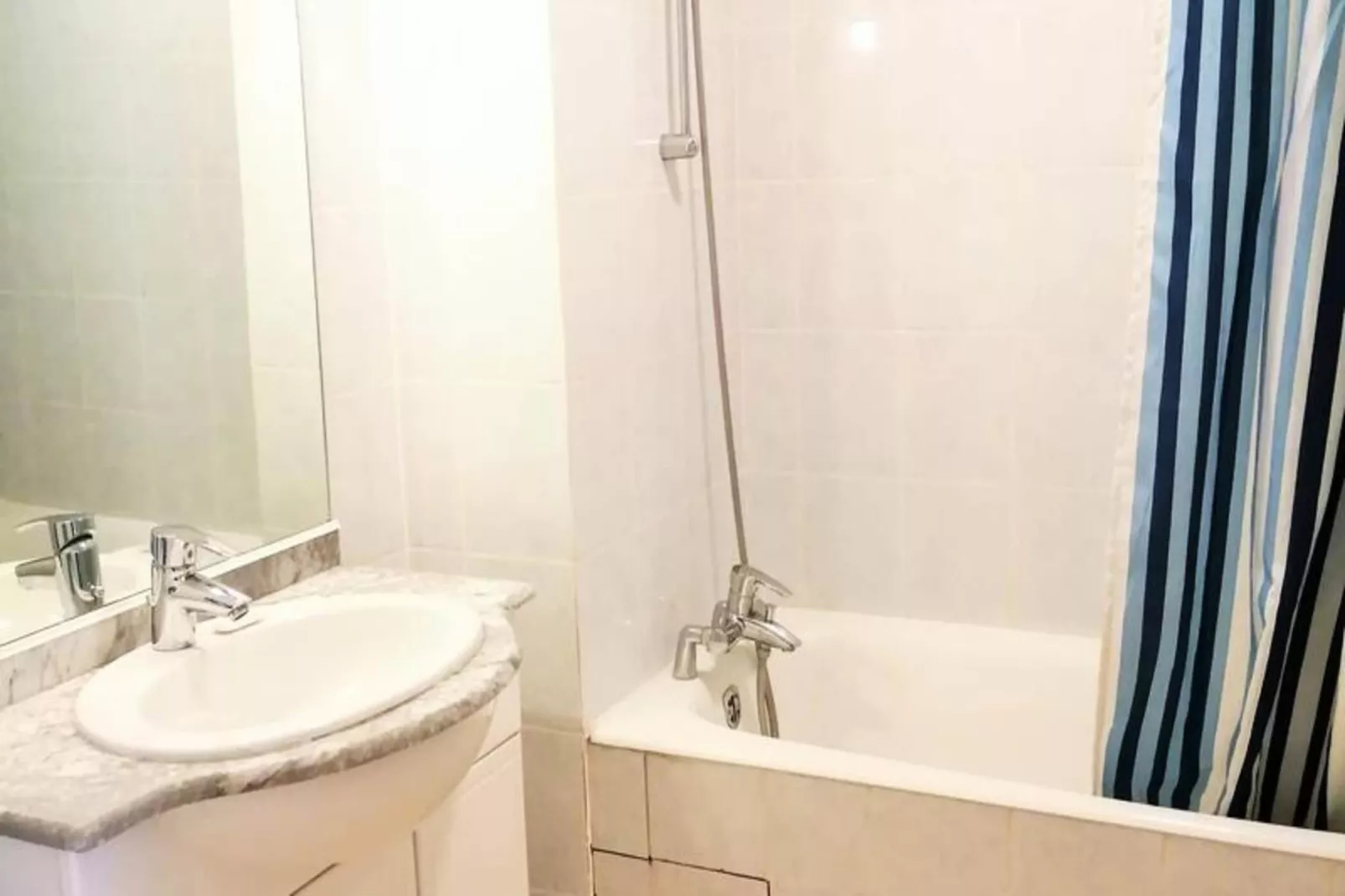 Résidence Olympe-Badkamer