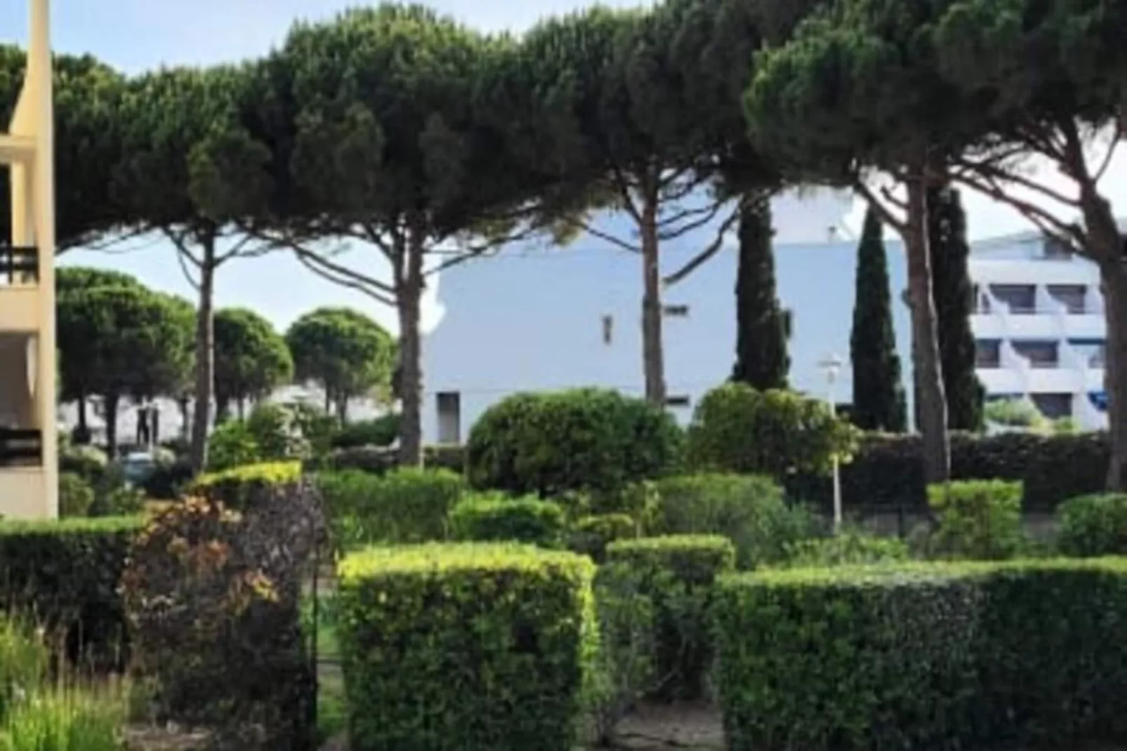 Résidence Une Escale En Bord De Plage Avec Piscine Et Jardins.-Image-tags.