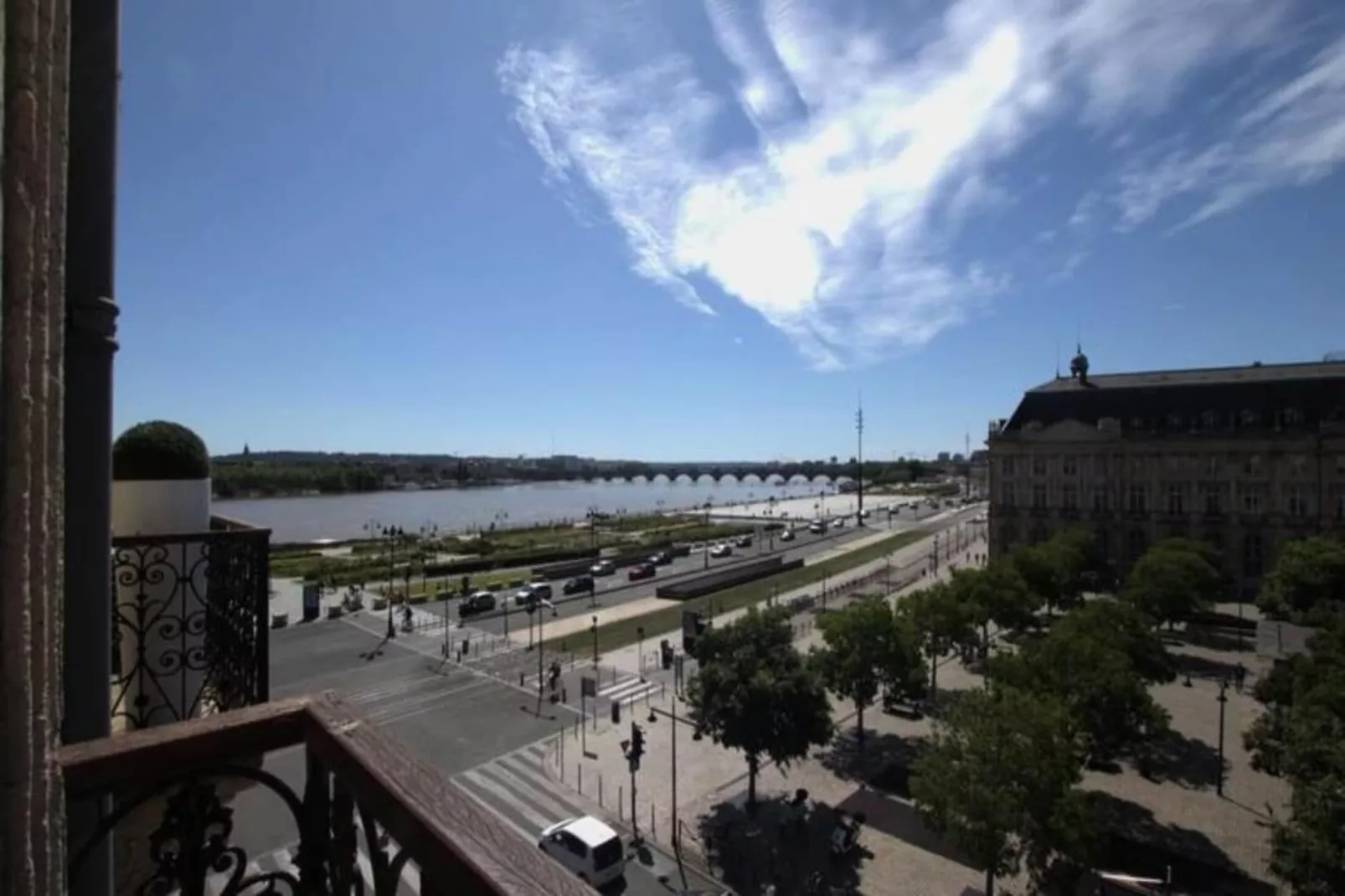 Appartement Prestations Haut Standing Avec Vue Sur La Place De La Bourse-Uitzicht zomer