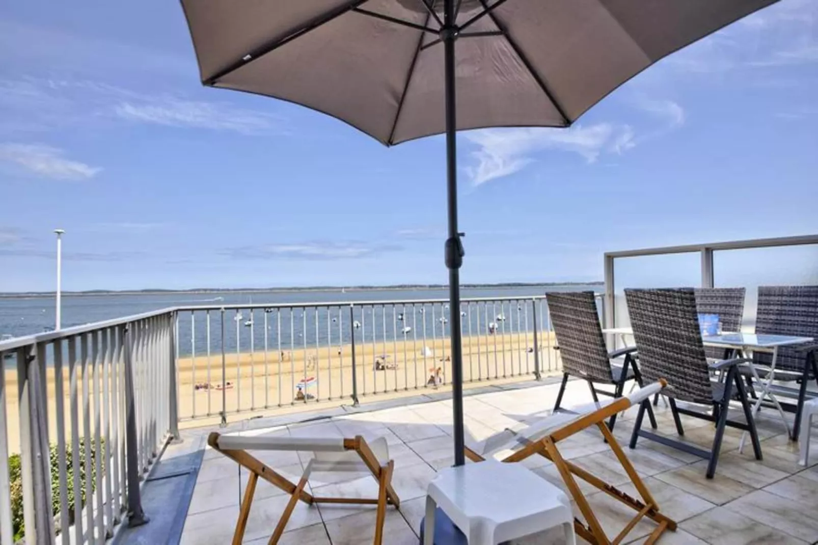 Résidence La Roseraie-Buitenkant zomer