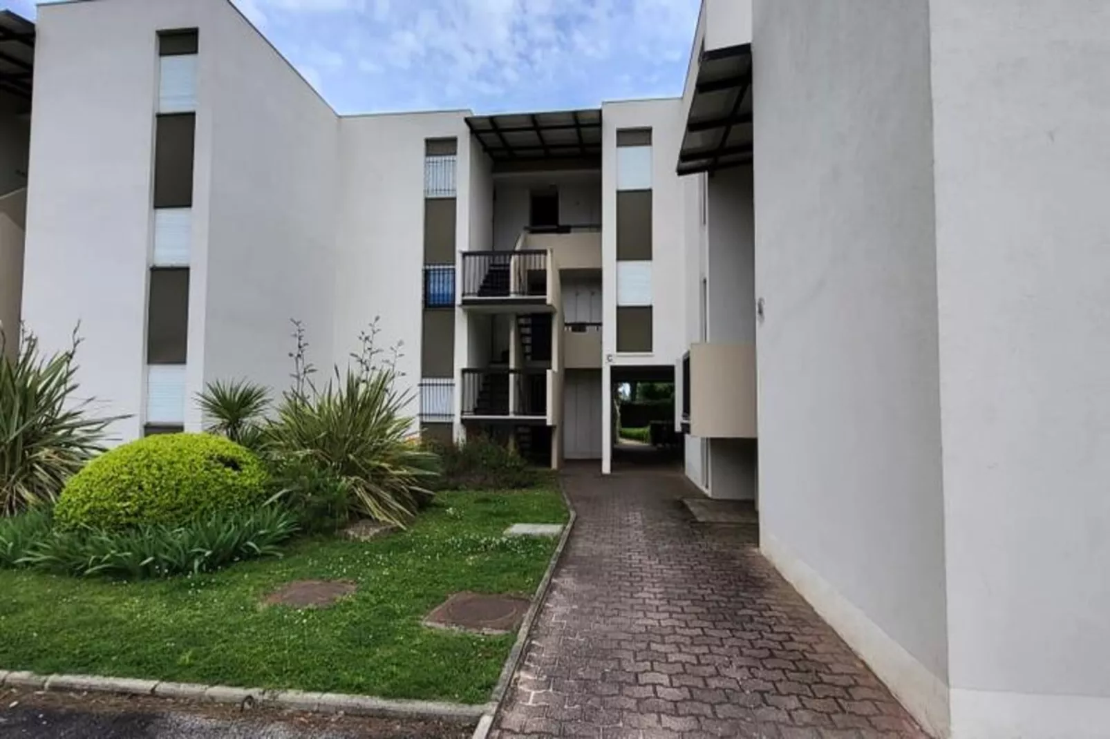 Résidence Un Jardin Proche De La Plage Et Commerces-Image-tags.