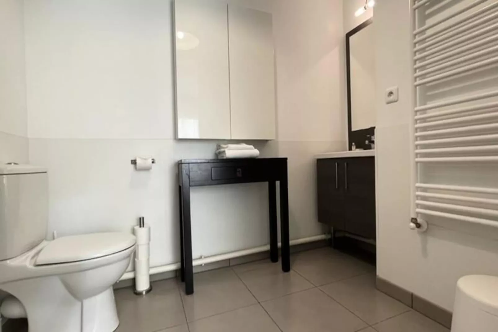 Spacieux Appartement Remarquablement Lumineux Avec Parking &agrave; La Cit&eacute; Du Vin-Image-tags.