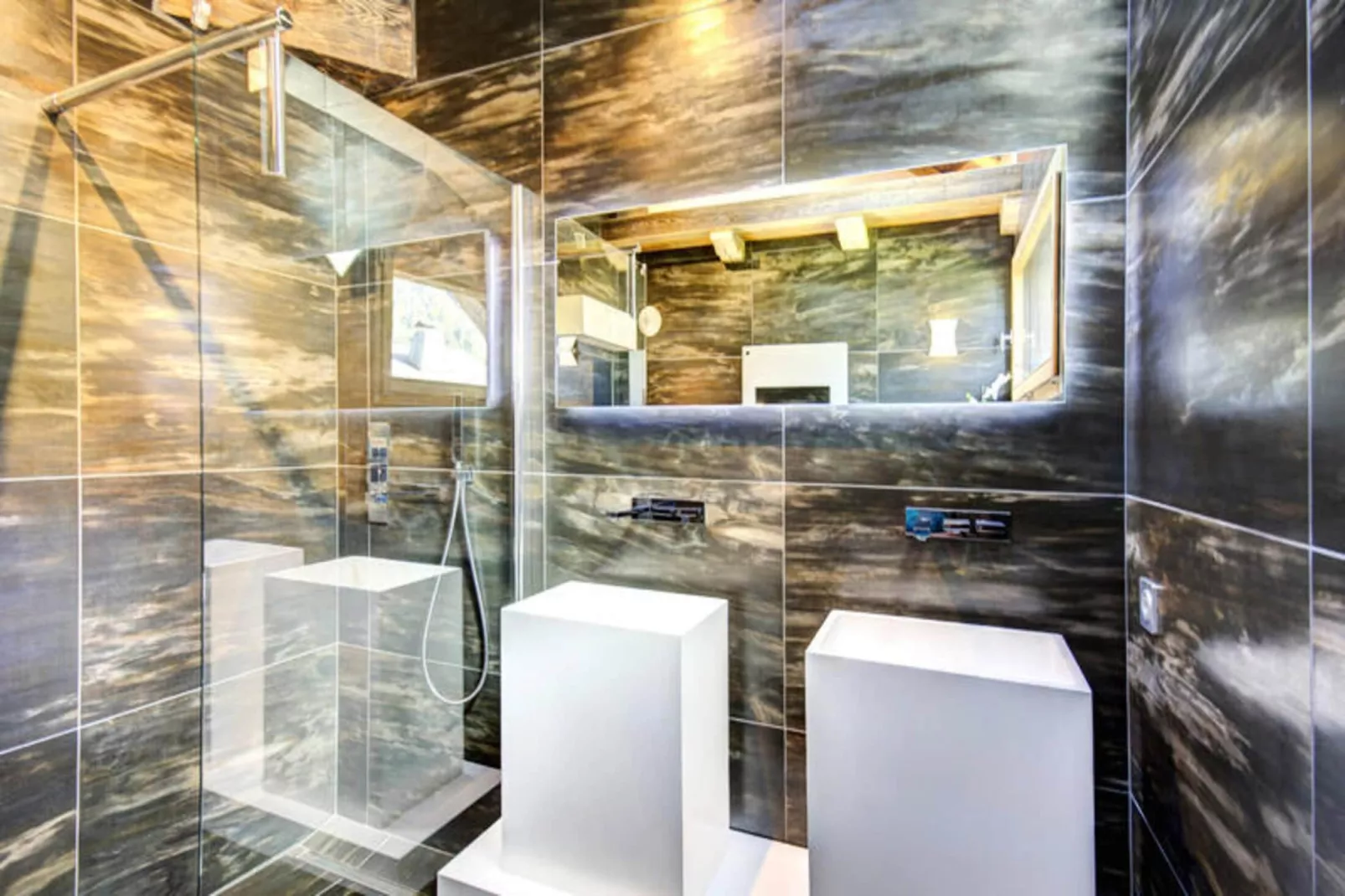 Résidence Lolana-Badkamer