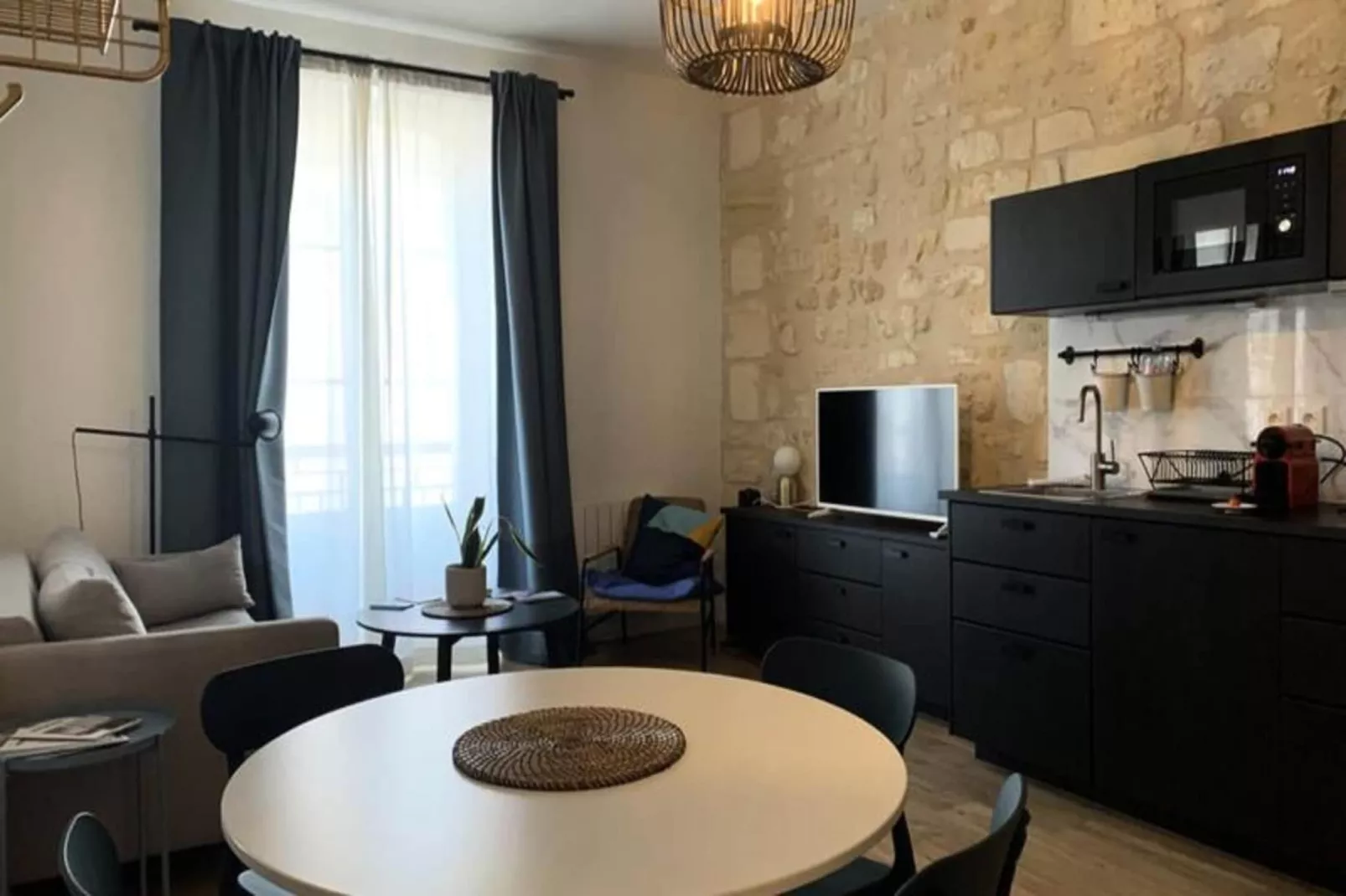 Appartement Lumineux &agrave La Pierre Bordelaise Plein Centre Pour 4 Personnes-Eetkamer