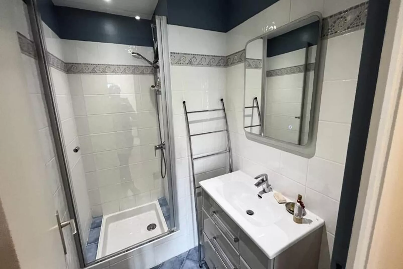 Superbe Appartement Avec Balcon, Garage, 3ch, &agrave; 5min De La Plage-Badkamer