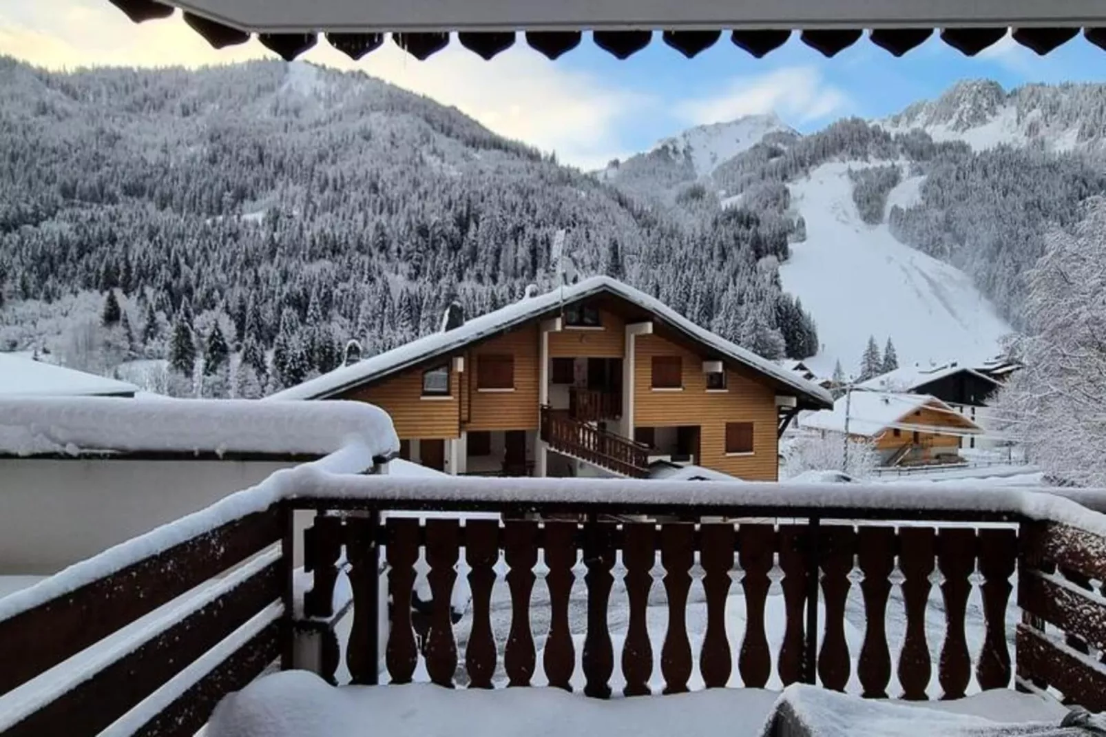 Résidence Les Perthuis-Buitenkant zomer