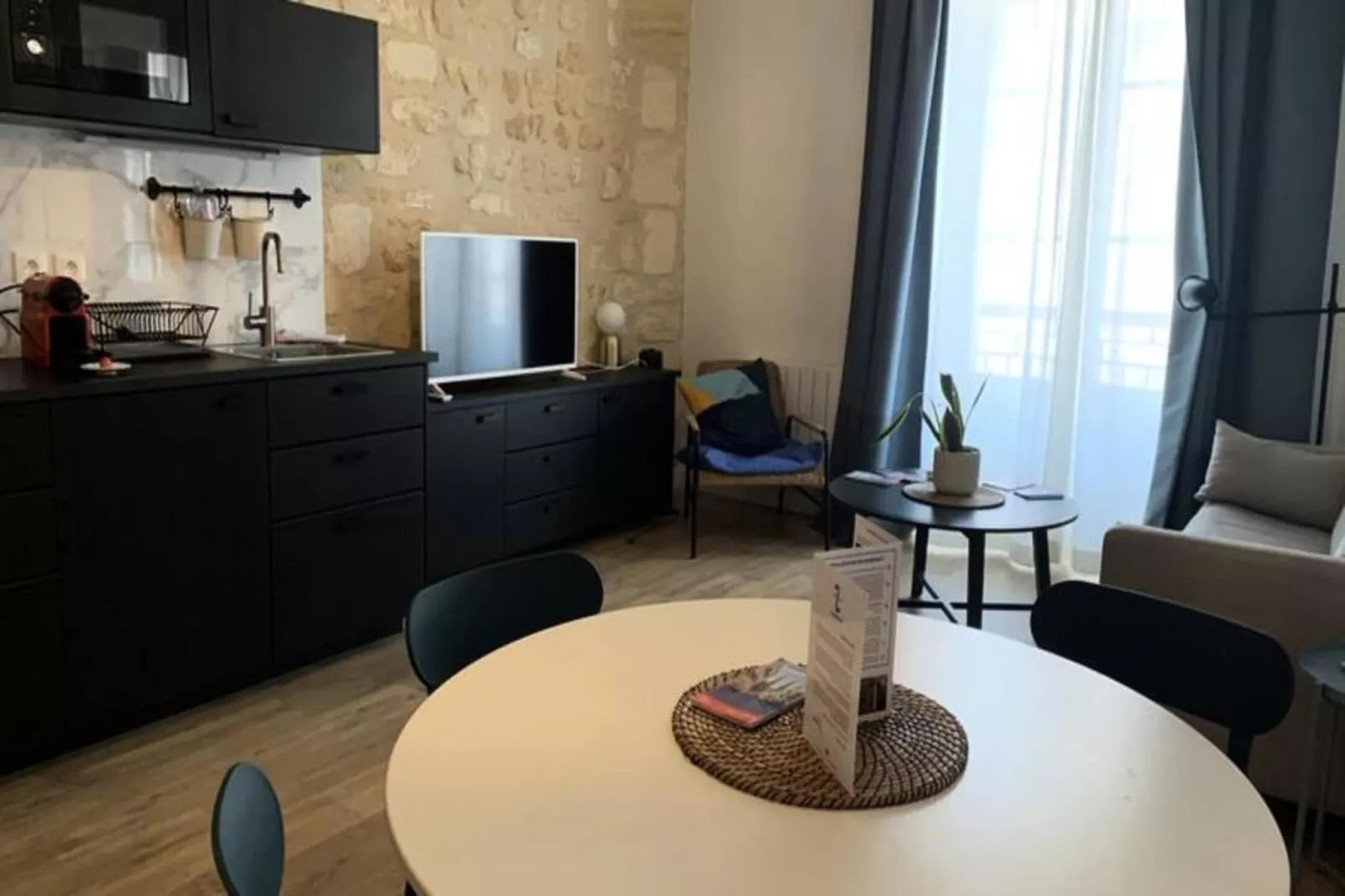 Appartement Lumineux &agrave La Pierre Bordelaise Plein Centre Pour 4 Personnes-Eetkamer