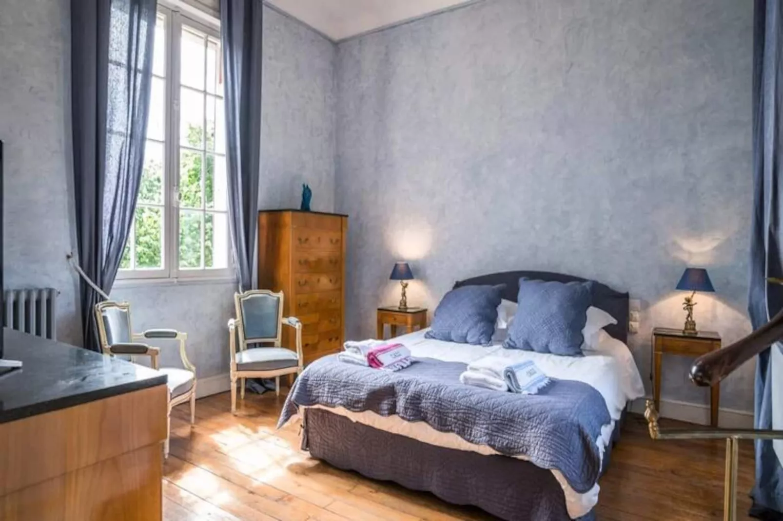 Villa  Arcachonnaise Spacieuse Au Style Authentique Proche De La Plage-Image-tags.