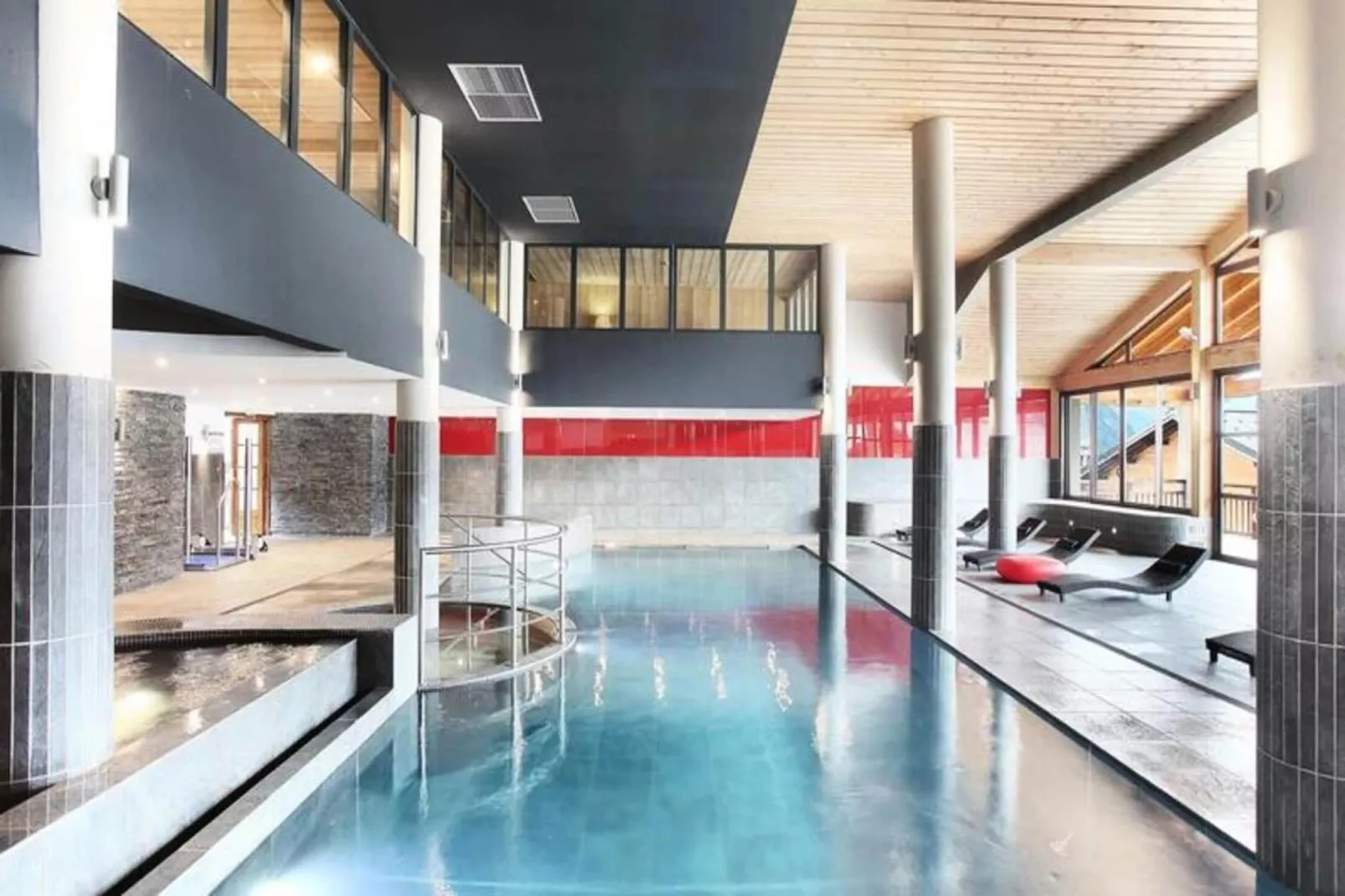 Résidence Prestige Odalys Les Fermes de Châtel-Zwembad