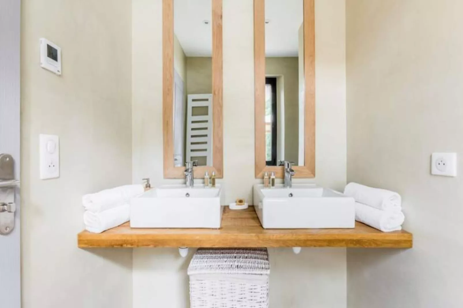 Superbe Villa Avec Vue, Entre Aix En Provence Et Luberon-Image-tags.