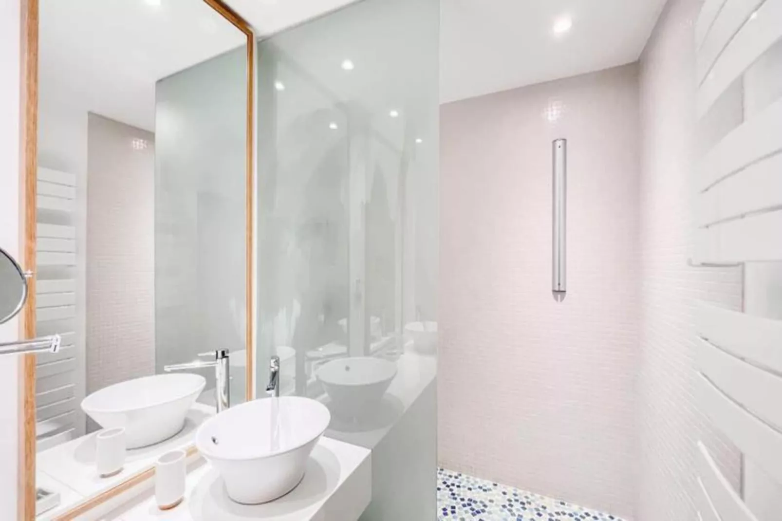 Appartement De Haut Standing Authentique Situ&eacute; Au Coeur Du Triangle D'or-Buitenkant zomer