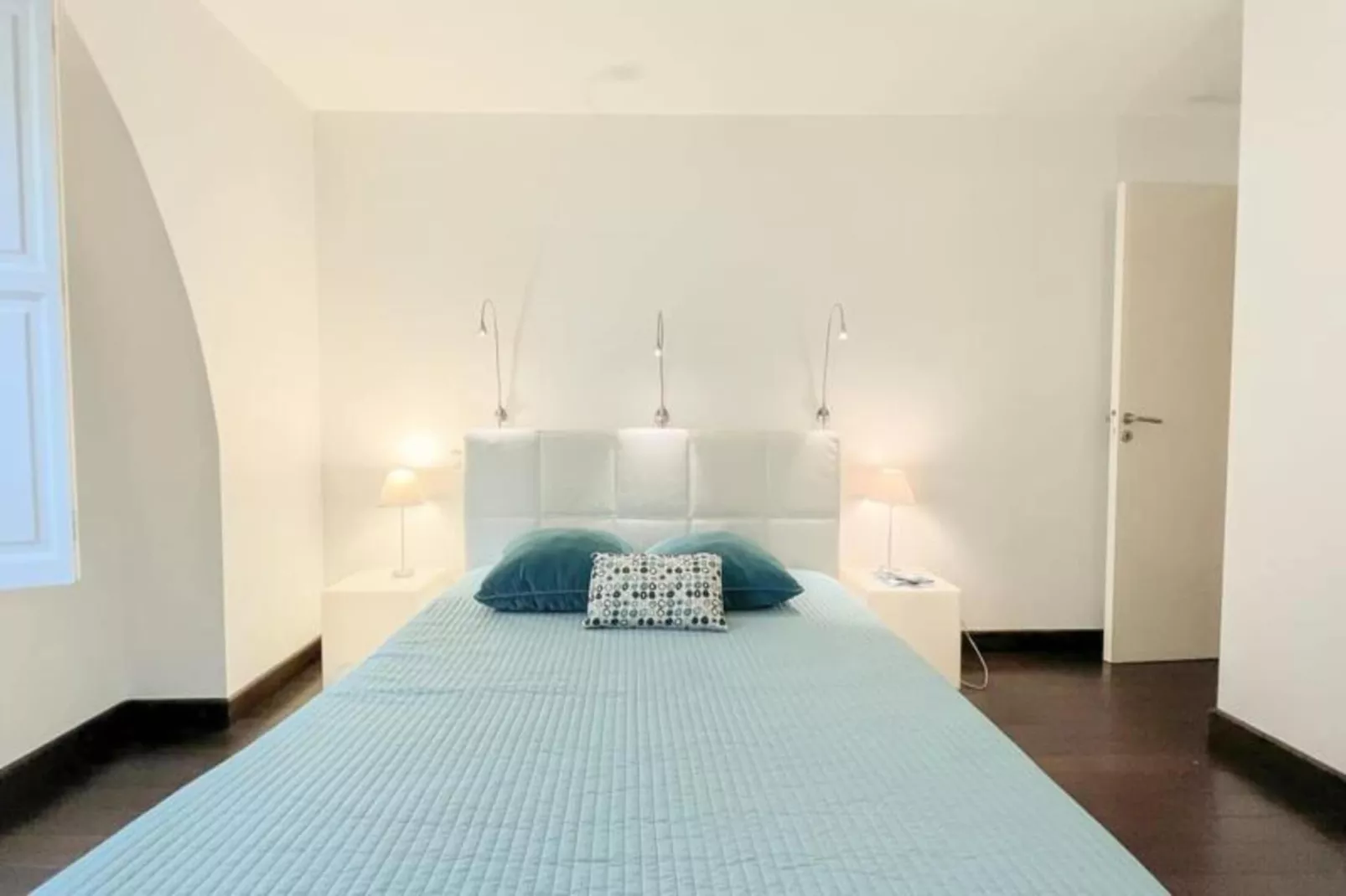 Appartement De Haut Standing Authentique Situ&eacute; Au Coeur Du Triangle D'or-Buitenkant zomer