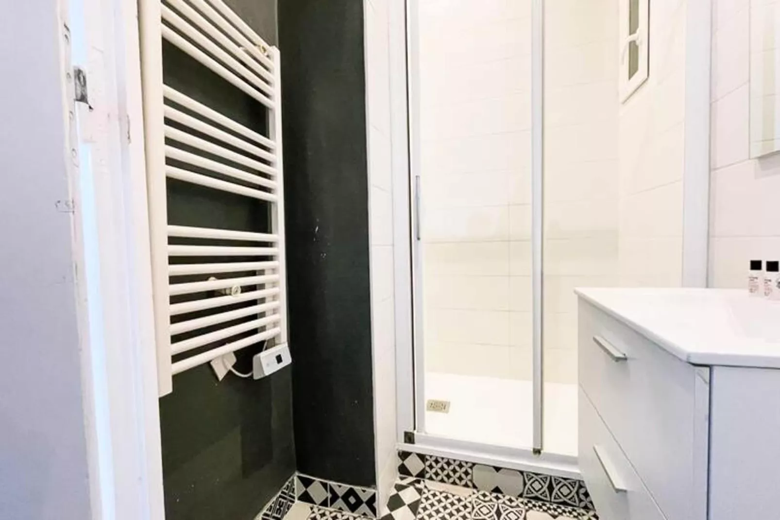 Pretty Light In Grenoble ☀ T2-Badkamer