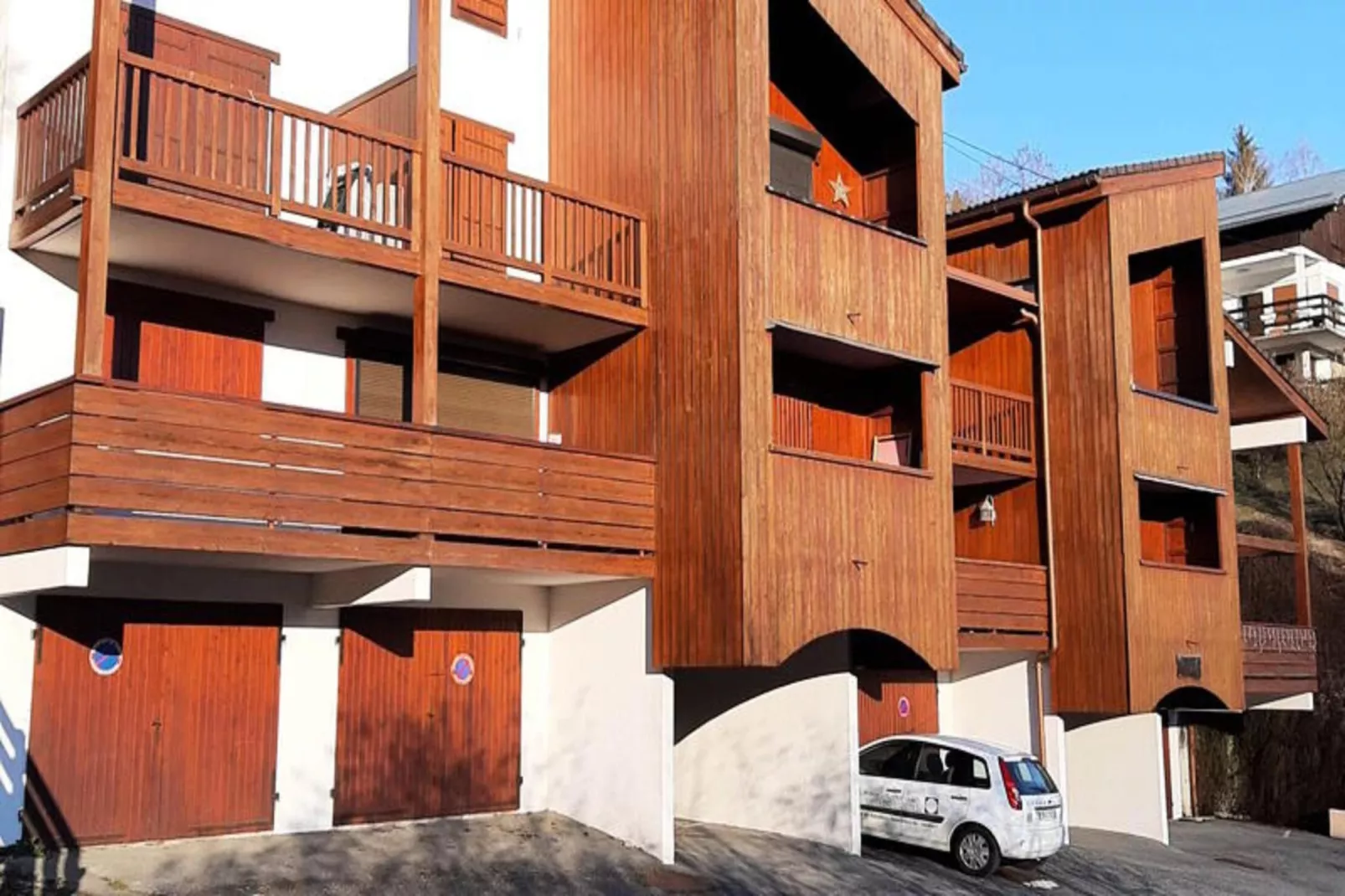 Résidence Les Loges-Buitenkant zomer