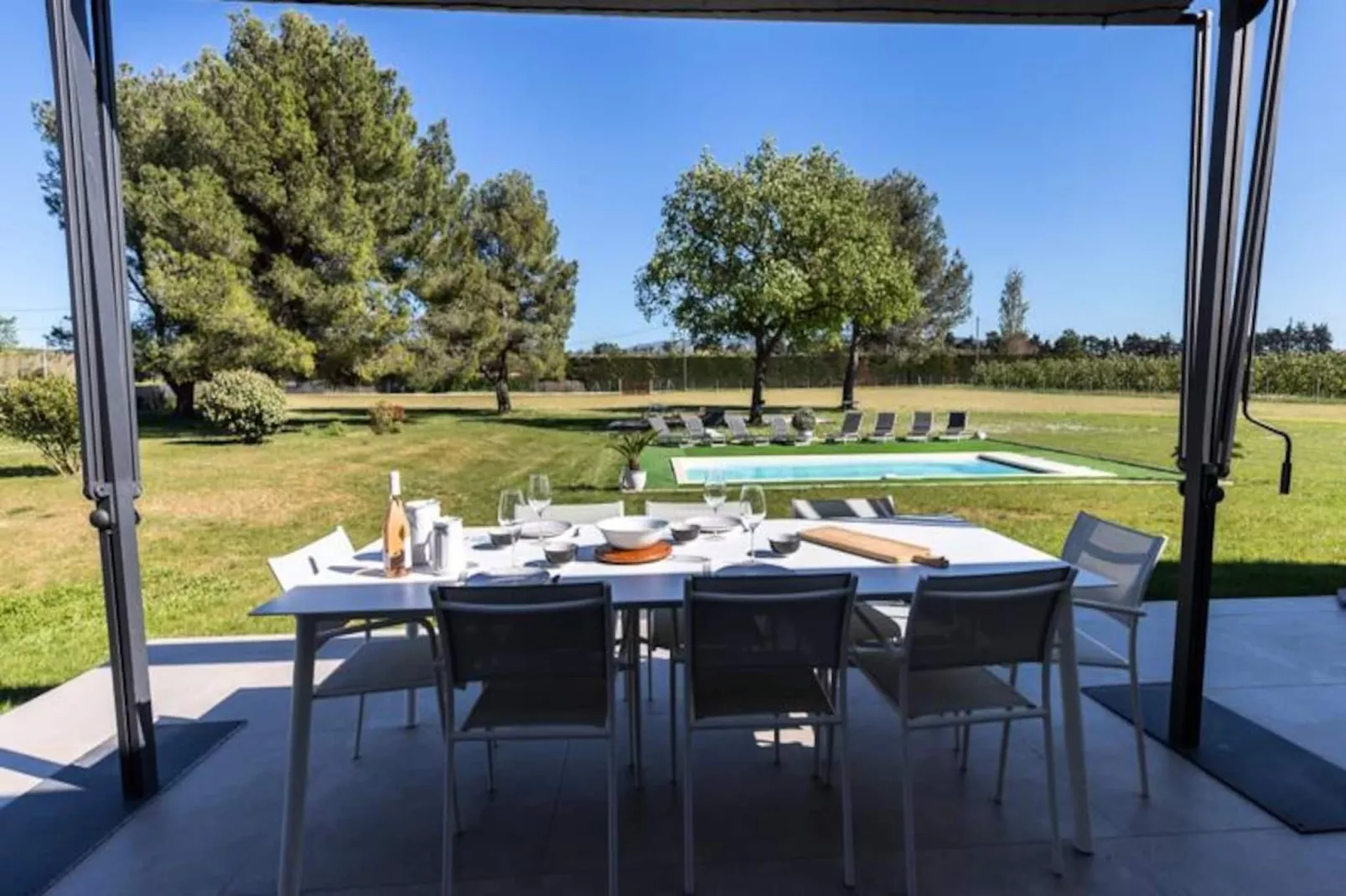 Maison Contemporaine - Grand Jardin Et Piscine Priv&eacute;e-Image-tags.