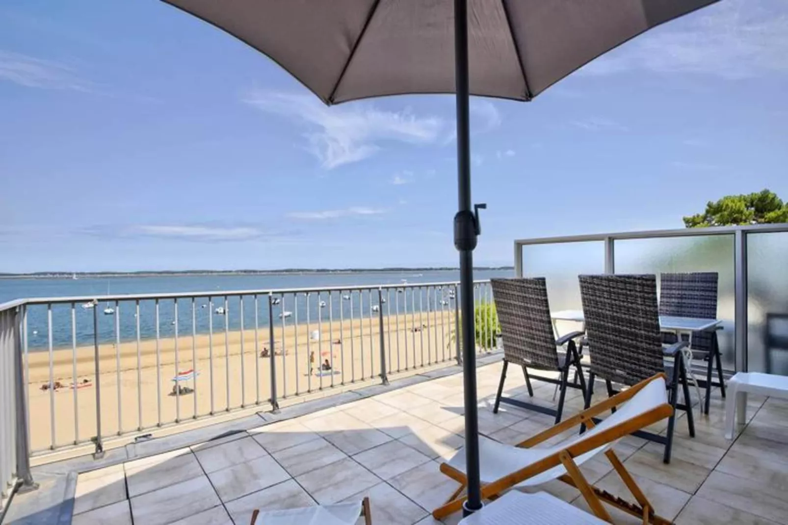 Résidence La Roseraie-Buitenkant zomer