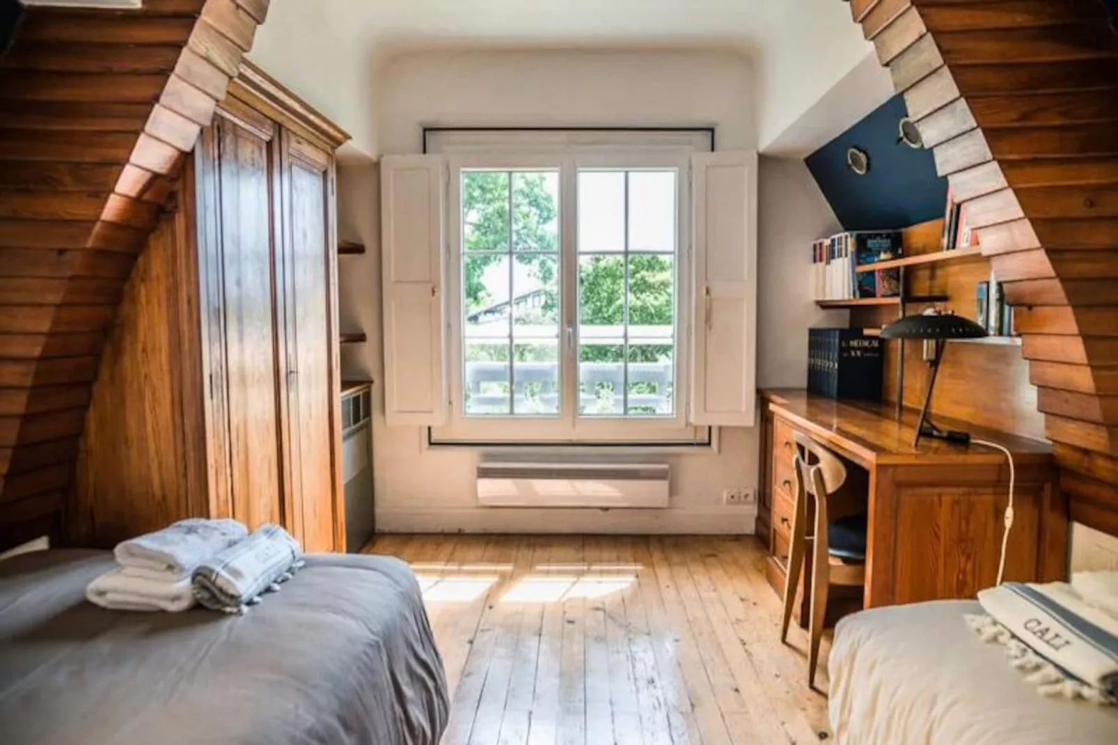 Villa  Arcachonnaise Spacieuse Au Style Authentique Proche De La Plage-Image-tags.