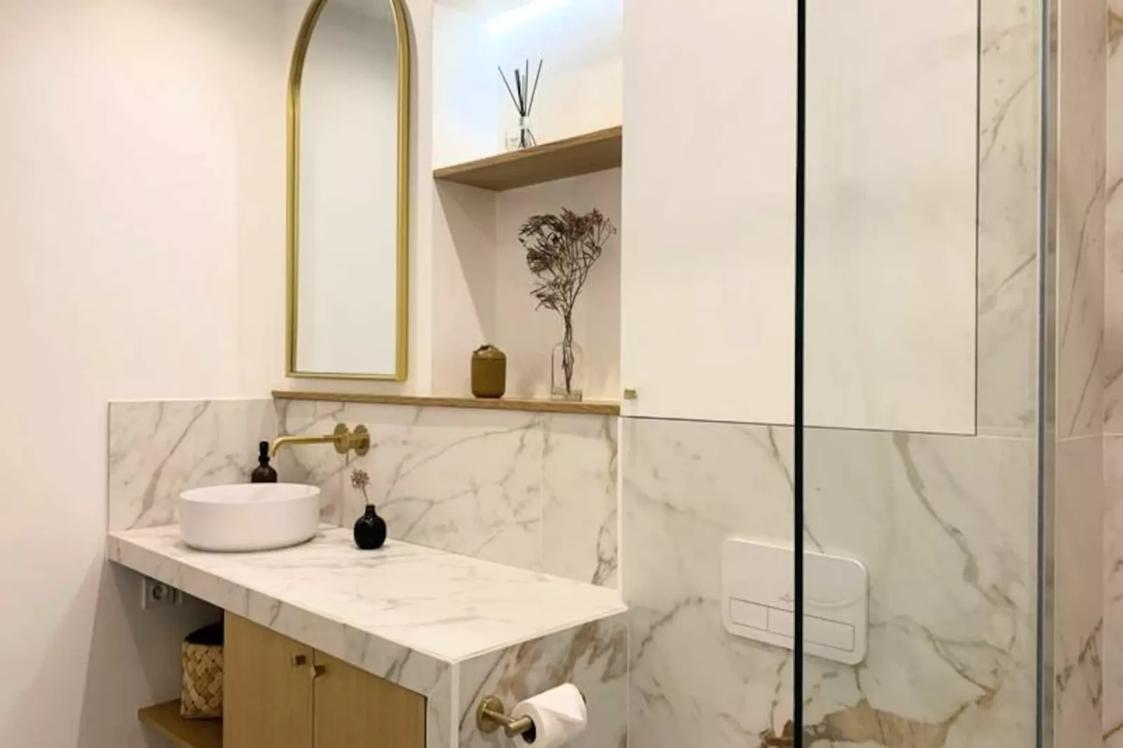 Les Toits De Sainte Ursule-Image-tags.