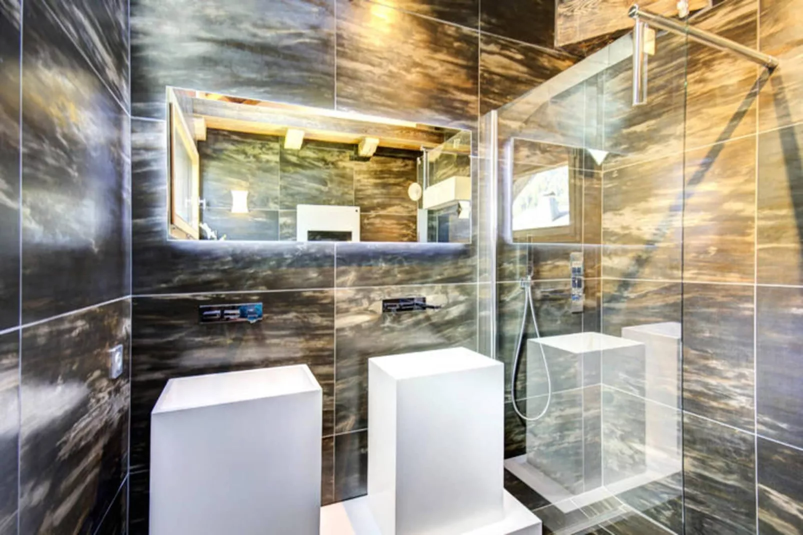 Résidence Lolana-Badkamer